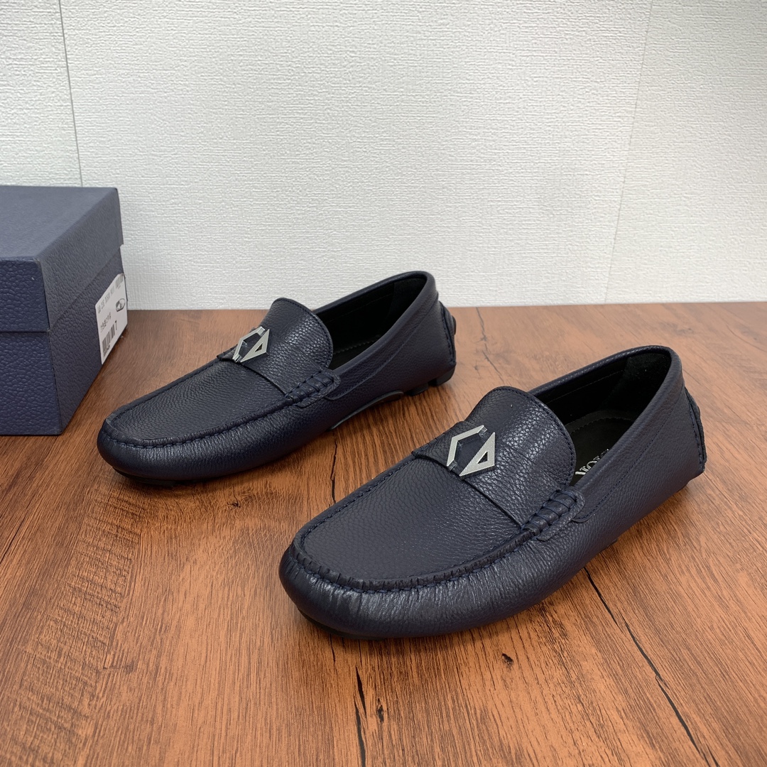 DIOR/Dior Top Edition_CD New Men's Slipper Soybean Shoes These shoes are a continuation of the iconic formal silhouette with a more elegant design featuring exquisite hand stitching and perfect presentation of workmanship details Made from imported black lychee cowhide/plain cowhide leather Leather material look at the details of the pursuit of high quality look at over the front with a metal enamel "CD Icon" buckle buckle engraved with the "CD" logo at the heel This dyed calf leather lining removable cowhide footbed The entire shoe is soft and comfortable with a rubber sole more durable foot stirrup wearing style. "CD" logo engraved on the heel Dyed calf leather lining Removable cowhide footbed Soft and comfortable shoes with rubber soles for extra durability Stirrup wearing style Can be worn with shorts or jeans to create a chic and casual look Leather: smooth calf leather Litchi grain cowhide black Litchi grain cowhide blue Size: 39-40-41-42-43-44 (customized 38.45)P800-High-fashion factory