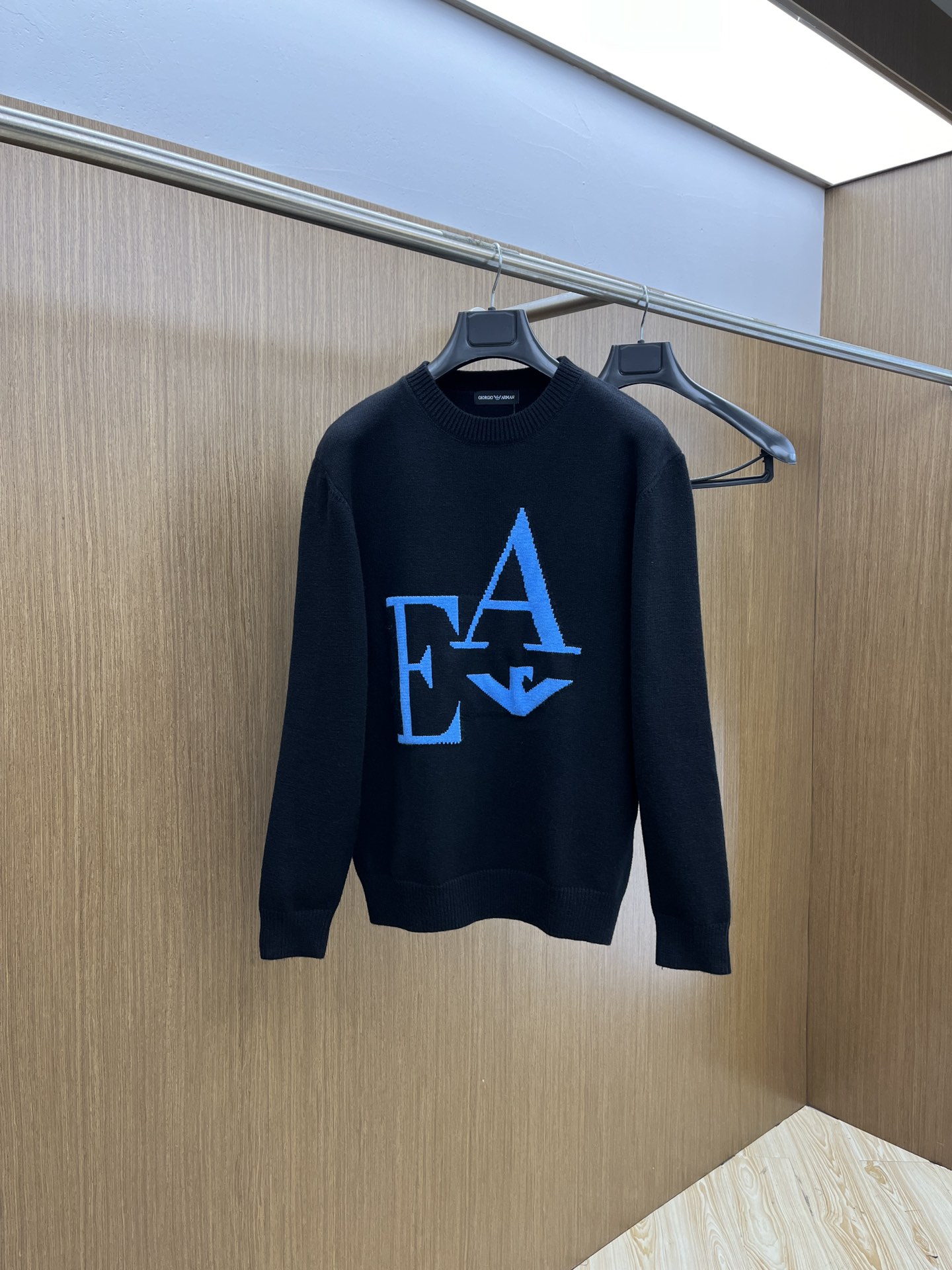 Imagem [1]-P560 FD 24ss outono e inverno novo peito logotipo da marca logotipo padrão jumper exclusivamente para produtos implacáveis importados tecnologia original lã penteada! Tricô fino de uma cor misturando tricô pura tecnologia artesanal apresenta Destaques de alta qualidade gosto de roupas e luxo Artesanato requintado! Fio artesanal original personalizado no corpo bonito para estourar fh z z Tamanho: S-XL-High replica handbags