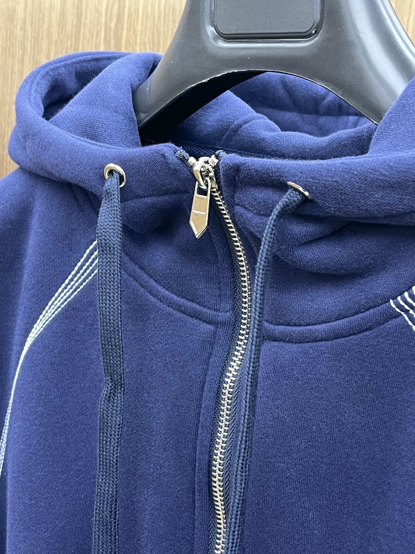 P680 HERMES Hermes 2024 Autumn/Winter Fleece Shoulder Walking Embroidery Half Placket Zipper Pullover Hooded SweatshirtContinuing the Hermes family's old money style of understated luxuryCotton Long Sleeve Half Zipper Hooded Sweatshirt Hood with Drawstring Ribbed Rolled Sleeve Cuffs and Bottom Edge GZ Hermes Brightline Technique EmbroideryColor: Black Navy BlueSize: S-XXL-High-quality factory