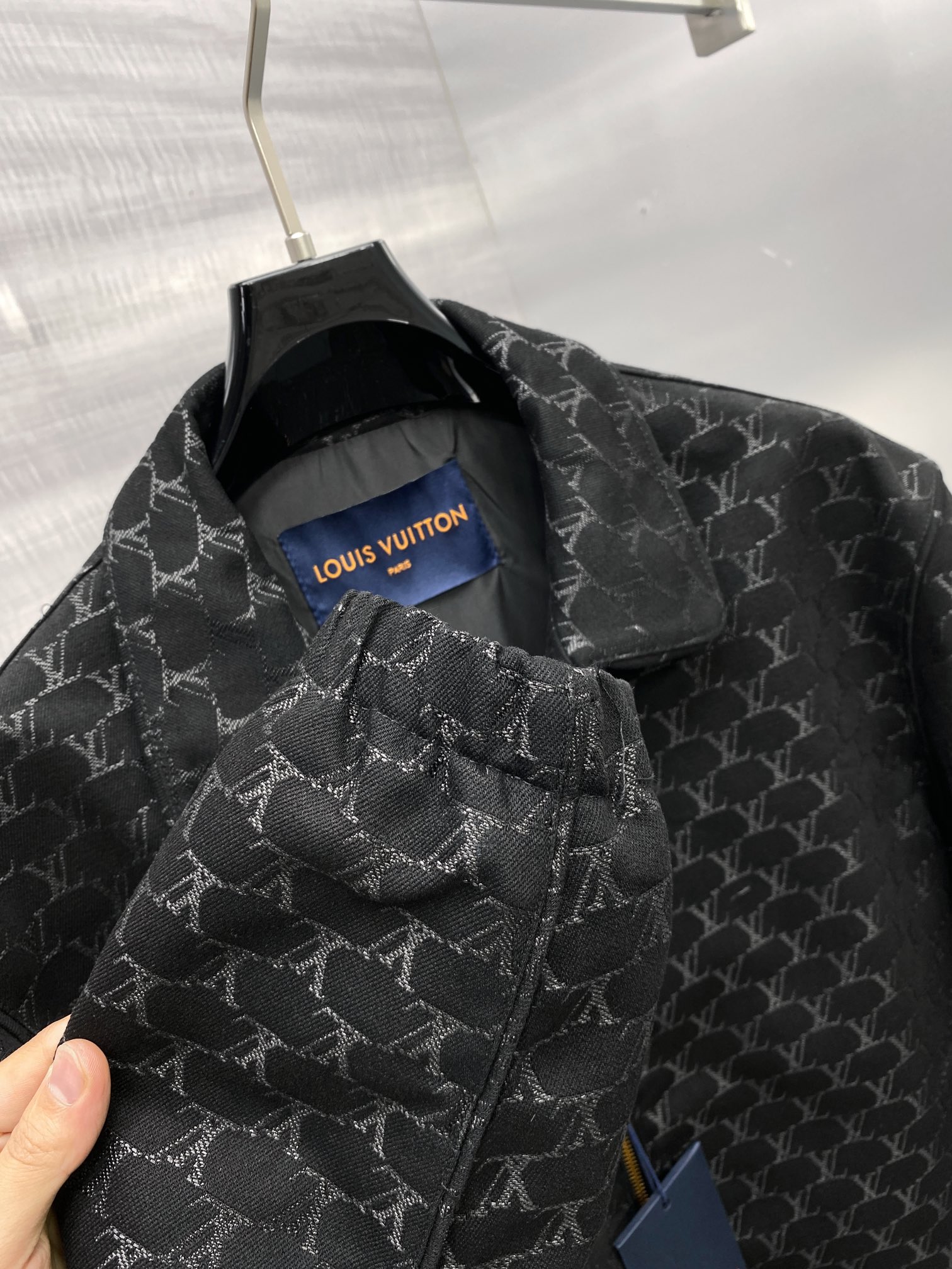 p930 M-2Xl Jaqueta de lapela de ganga masculina da família Gucci jaqueta de canal de câmbio de Hong Kong 24 anos de outono e inverno novo alto luxo degustação nível de platina produto único clássico popular produto único! Elementos de ganga nesta estação através de uma forma de estilo diferente para a reinvenção do designer serão elementos de ganga usados para o tipo de camisa do visual geral destaca as cores de estilo seco e resistente! Muito coerente com o tom estético da família Varden, uma camisa com a etiqueta clássica dos elementos florais antigos herdou na perfeição a essência e os genes dos designers da família Varden, que utilizam habilmente o logótipo do padrão floral antigo para uma interpretação única e inovadora do processo de tecelagem de cores integrado no tecido da exposição natural de uma atitude muito distinta da proposta de moda! O fio de algodão de ganga de fabrico italiano é lavado para lhe dar uma textura forte, enriquecendo a sensação visual geral de conforto e respirabilidade, e os acessórios são todos feitos internamente com grande cuidado! As linhas de alfaiataria de primeira classe realçam perfeitamente o lado masculino desinibido e de espírito livre da busca do espírito libertário, a ferramenta de equipamento para homens heterossexuais usa casualmente um estilo instantaneamente autónomo e bonito que pertence ao tipo de itens de alta modelagem, com fecho de botão de pressão humano! Os pormenores do trabalho artesanal em todo o lado mostram o rigor do trabalho artesanal. Os botões dourados personalizados exclusivos realçam a sensação geral de luxo leve e uma sensação de magnificência. O tipo único no mercado, sozinho ou no exterior, pode ser adequado para camisas e casacos, podendo ser perfeitamente alternado entre o produto único indispensável no guarda-roupa! Cor: preto Tamanho: M / L / XL / 2XLM código largura dos ombros 44 peito 106 comprimento das mangas 61 comprimento 67- Replicas de sacos de alta qualidade