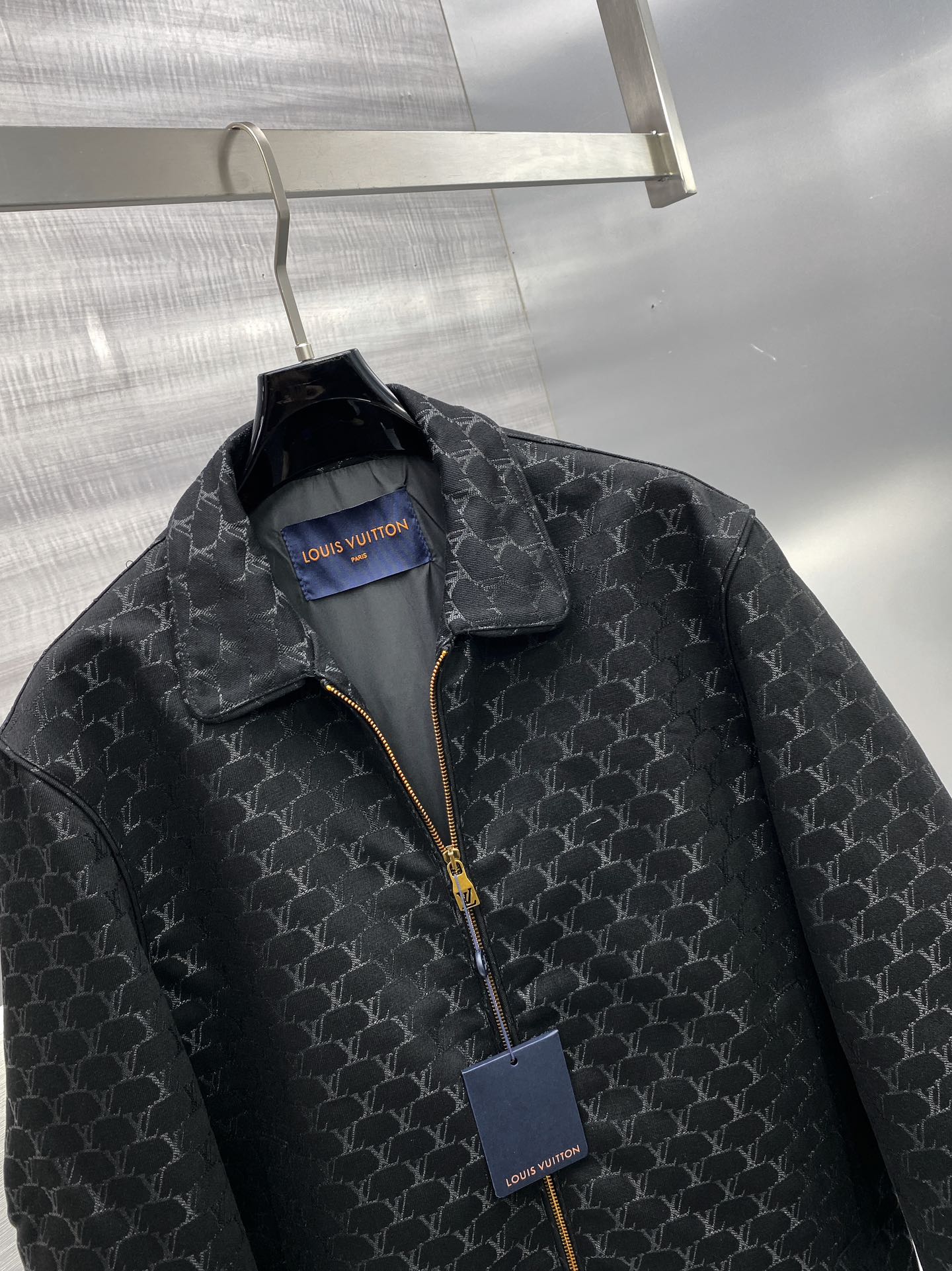 p930 M-2Xl Jaqueta de lapela de ganga masculina da família Gucci jaqueta de canal de câmbio de Hong Kong 24 anos de outono e inverno novo alto luxo degustação nível de platina produto único clássico popular produto único! Elementos de ganga nesta estação através de uma forma de estilo diferente para a reinvenção do designer serão elementos de ganga usados para o tipo de camisa do visual geral destaca as cores de estilo seco e resistente! Muito coerente com o tom estético da família Varden, uma camisa com a etiqueta clássica dos elementos florais antigos herdou na perfeição a essência e os genes dos designers da família Varden, que utilizam habilmente o logótipo do padrão floral antigo para uma interpretação única e inovadora do processo de tecelagem de cores integrado no tecido da exposição natural de uma atitude muito distinta da proposta de moda! O fio de algodão de ganga de fabrico italiano é lavado para lhe dar uma textura forte, enriquecendo a sensação visual geral de conforto e respirabilidade, e os acessórios são todos feitos internamente com grande cuidado! As linhas de alfaiataria de primeira classe realçam perfeitamente o lado masculino desinibido e de espírito livre da busca do espírito libertário, a ferramenta de equipamento para homens heterossexuais usa casualmente um estilo instantaneamente autónomo e bonito que pertence ao tipo de itens de alta modelagem, com fecho de botão de pressão humano! Os pormenores do trabalho artesanal em todo o lado mostram o rigor do trabalho artesanal. Os botões dourados personalizados exclusivos realçam a sensação geral de luxo leve e uma sensação de magnificência. O tipo único no mercado, sozinho ou no exterior, pode ser adequado para camisas e casacos, podendo ser perfeitamente alternado entre o produto único indispensável no guarda-roupa! Cor: preto Tamanho: M / L / XL / 2XLM código largura dos ombros 44 peito 106 comprimento das mangas 61 comprimento 67- Replicas de sacos de alta qualidade