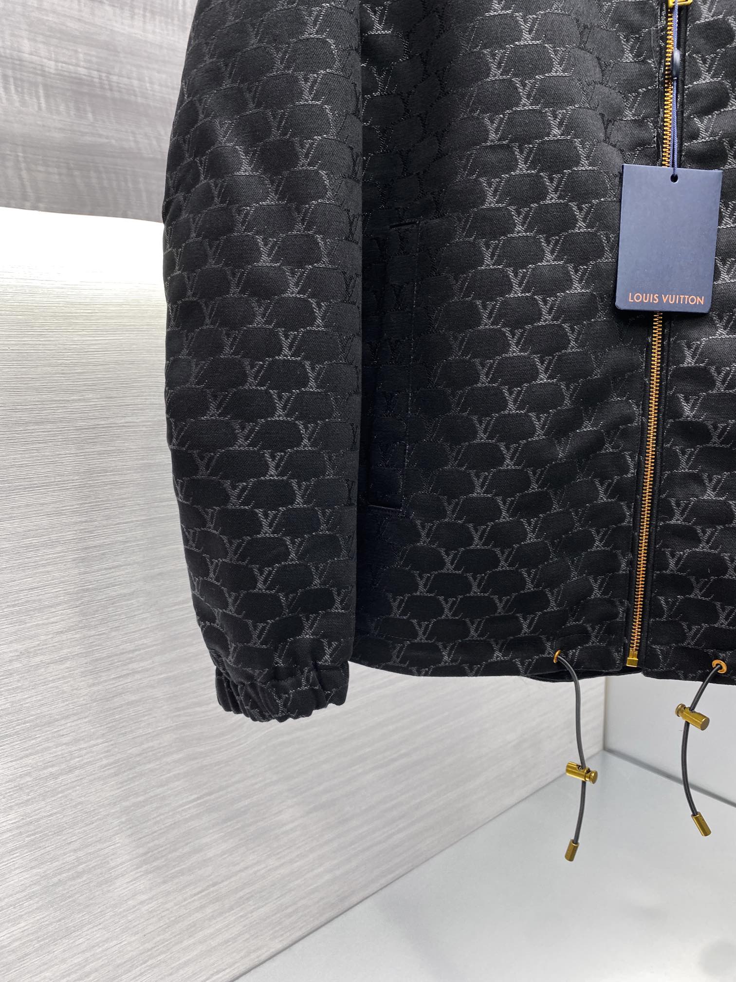 p930 M-2Xl Jaqueta de lapela de ganga masculina da família Gucci jaqueta de canal de câmbio de Hong Kong 24 anos de outono e inverno novo alto luxo degustação nível de platina produto único clássico popular produto único! Elementos de ganga nesta estação através de uma forma de estilo diferente para a reinvenção do designer serão elementos de ganga usados para o tipo de camisa do visual geral destaca as cores de estilo seco e resistente! Muito coerente com o tom estético da família Varden, uma camisa com a etiqueta clássica dos elementos florais antigos herdou na perfeição a essência e os genes dos designers da família Varden, que utilizam habilmente o logótipo do padrão floral antigo para uma interpretação única e inovadora do processo de tecelagem de cores integrado no tecido da exposição natural de uma atitude muito distinta da proposta de moda! O fio de algodão de ganga de fabrico italiano é lavado para lhe dar uma textura forte, enriquecendo a sensação visual geral de conforto e respirabilidade, e os acessórios são todos feitos internamente com grande cuidado! As linhas de alfaiataria de primeira classe realçam perfeitamente o lado masculino desinibido e de espírito livre da busca do espírito libertário, a ferramenta de equipamento para homens heterossexuais usa casualmente um estilo instantaneamente autónomo e bonito que pertence ao tipo de itens de alta modelagem, com fecho de botão de pressão humano! Os pormenores do trabalho artesanal em todo o lado mostram o rigor do trabalho artesanal. Os botões dourados personalizados exclusivos realçam a sensação geral de luxo leve e uma sensação de magnificência. O tipo único no mercado, sozinho ou no exterior, pode ser adequado para camisas e casacos, podendo ser perfeitamente alternado entre o produto único indispensável no guarda-roupa! Cor: preto Tamanho: M / L / XL / 2XLM código largura dos ombros 44 peito 106 comprimento das mangas 61 comprimento 67- Replicas de sacos de alta qualidade