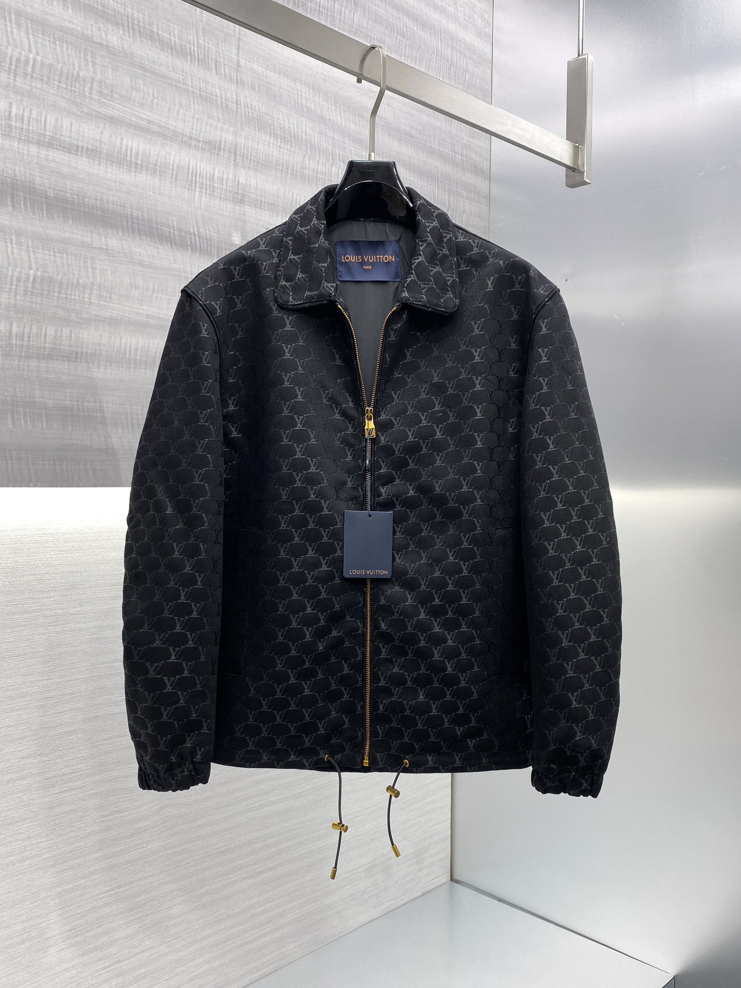 p930 M-2Xl Jaqueta de lapela de ganga masculina da família Gucci jaqueta de canal de câmbio de Hong Kong 24 anos de outono e inverno novo alto luxo degustação nível de platina produto único clássico popular produto único! Elementos de ganga nesta estação através de uma forma de estilo diferente para a reinvenção do designer serão elementos de ganga usados para o tipo de camisa do visual geral destaca as cores de estilo seco e resistente! Muito coerente com o tom estético da família Varden, uma camisa com a etiqueta clássica dos elementos florais antigos herdou na perfeição a essência e os genes dos designers da família Varden, que utilizam habilmente o logótipo do padrão floral antigo para uma interpretação única e inovadora do processo de tecelagem de cores integrado no tecido da exposição natural de uma atitude muito distinta da proposta de moda! O fio de algodão de ganga de fabrico italiano é lavado para lhe dar uma textura forte, enriquecendo a sensação visual geral de conforto e respirabilidade, e os acessórios são todos feitos internamente com grande cuidado! As linhas de alfaiataria de primeira classe realçam perfeitamente o lado masculino desinibido e de espírito livre da busca do espírito libertário, a ferramenta de equipamento para homens heterossexuais usa casualmente um estilo instantaneamente autónomo e bonito que pertence ao tipo de itens de alta modelagem, com fecho de botão de pressão humano! Os pormenores do trabalho artesanal em todo o lado mostram o rigor do trabalho artesanal. Os botões dourados personalizados exclusivos realçam a sensação geral de luxo leve e uma sensação de magnificência. O tipo único no mercado, sozinho ou no exterior, pode ser adequado para camisas e casacos, podendo ser perfeitamente alternado entre o produto único indispensável no guarda-roupa! Cor: preto Tamanho: M / L / XL / 2XLM código largura dos ombros 44 peito 106 comprimento das mangas 61 comprimento 67- Replicas de sacos de alta qualidade