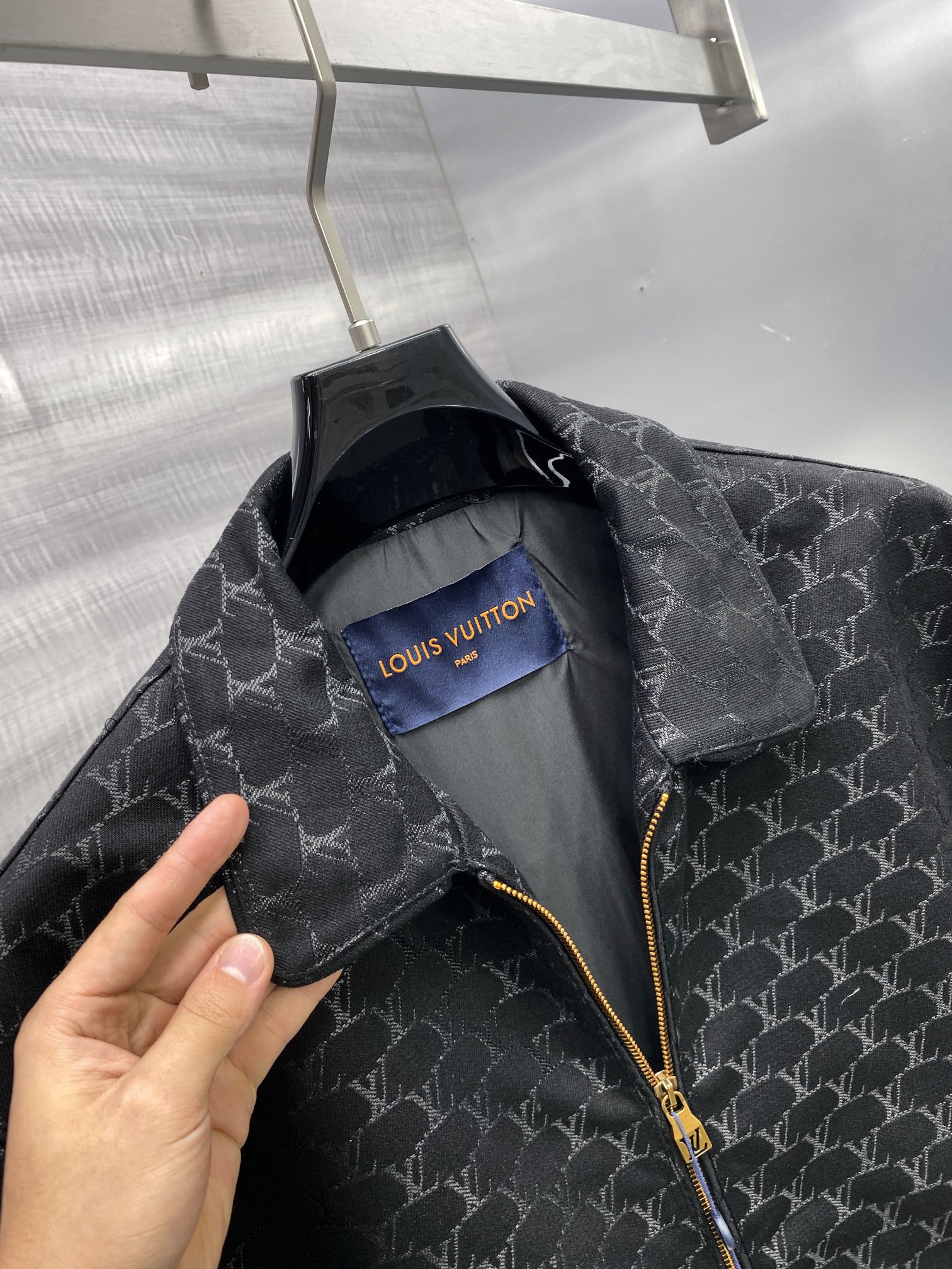 p930 M-2Xl Jaqueta de lapela de ganga masculina da família Gucci jaqueta de canal de câmbio de Hong Kong 24 anos de outono e inverno novo alto luxo degustação nível de platina produto único clássico popular produto único! Elementos de ganga nesta estação através de uma forma de estilo diferente para a reinvenção do designer serão elementos de ganga usados para o tipo de camisa do visual geral destaca as cores de estilo seco e resistente! Muito coerente com o tom estético da família Varden, uma camisa com a etiqueta clássica dos elementos florais antigos herdou na perfeição a essência e os genes dos designers da família Varden, que utilizam habilmente o logótipo do padrão floral antigo para uma interpretação única e inovadora do processo de tecelagem de cores integrado no tecido da exposição natural de uma atitude muito distinta da proposta de moda! O fio de algodão de ganga de fabrico italiano é lavado para lhe dar uma textura forte, enriquecendo a sensação visual geral de conforto e respirabilidade, e os acessórios são todos feitos internamente com grande cuidado! As linhas de alfaiataria de primeira classe realçam perfeitamente o lado masculino desinibido e de espírito livre da busca do espírito libertário, a ferramenta de equipamento para homens heterossexuais usa casualmente um estilo instantaneamente autónomo e bonito que pertence ao tipo de itens de alta modelagem, com fecho de botão de pressão humano! Os pormenores do trabalho artesanal em todo o lado mostram o rigor do trabalho artesanal. Os botões dourados personalizados exclusivos realçam a sensação geral de luxo leve e uma sensação de magnificência. O tipo único no mercado, sozinho ou no exterior, pode ser adequado para camisas e casacos, podendo ser perfeitamente alternado entre o produto único indispensável no guarda-roupa! Cor: preto Tamanho: M / L / XL / 2XLM código largura dos ombros 44 peito 106 comprimento das mangas 61 comprimento 67- Replicas de sacos de alta qualidade