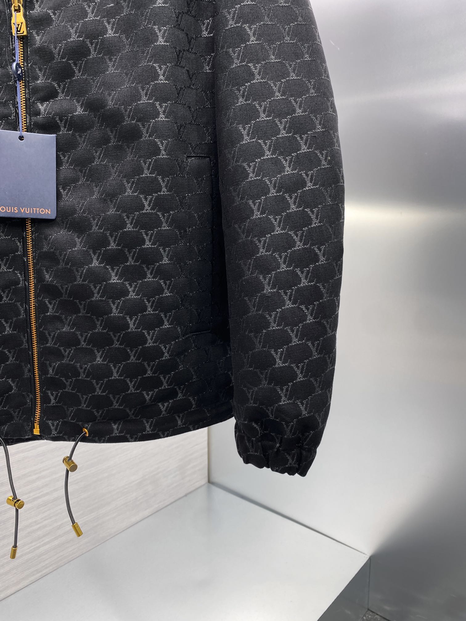 p930 M-2Xl Jaqueta de lapela de ganga masculina da família Gucci jaqueta de canal de câmbio de Hong Kong 24 anos de outono e inverno novo alto luxo degustação nível de platina produto único clássico popular produto único! Elementos de ganga nesta estação através de uma forma de estilo diferente para a reinvenção do designer serão elementos de ganga usados para o tipo de camisa do visual geral destaca as cores de estilo seco e resistente! Muito coerente com o tom estético da família Varden, uma camisa com a etiqueta clássica dos elementos florais antigos herdou na perfeição a essência e os genes dos designers da família Varden, que utilizam habilmente o logótipo do padrão floral antigo para uma interpretação única e inovadora do processo de tecelagem de cores integrado no tecido da exposição natural de uma atitude muito distinta da proposta de moda! O fio de algodão de ganga de fabrico italiano é lavado para lhe dar uma textura forte, enriquecendo a sensação visual geral de conforto e respirabilidade, e os acessórios são todos feitos internamente com grande cuidado! As linhas de alfaiataria de primeira classe realçam perfeitamente o lado masculino desinibido e de espírito livre da busca do espírito libertário, a ferramenta de equipamento para homens heterossexuais usa casualmente um estilo instantaneamente autónomo e bonito que pertence ao tipo de itens de alta modelagem, com fecho de botão de pressão humano! Os pormenores do trabalho artesanal em todo o lado mostram o rigor do trabalho artesanal. Os botões dourados personalizados exclusivos realçam a sensação geral de luxo leve e uma sensação de magnificência. O tipo único no mercado, sozinho ou no exterior, pode ser adequado para camisas e casacos, podendo ser perfeitamente alternado entre o produto único indispensável no guarda-roupa! Cor: preto Tamanho: M / L / XL / 2XLM código largura dos ombros 44 peito 106 comprimento das mangas 61 comprimento 67- Replicas de sacos de alta qualidade