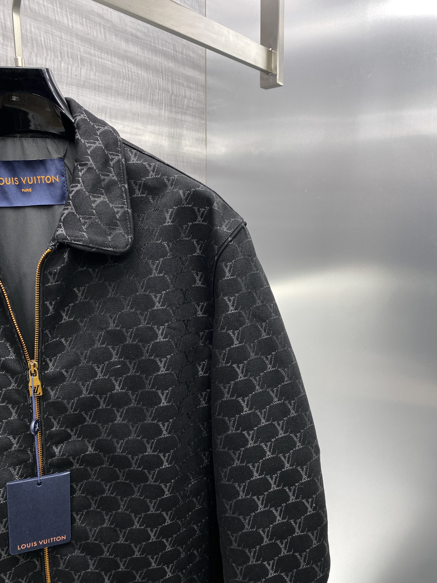 p930 M-2Xl Jaqueta de lapela de ganga masculina da família Gucci jaqueta de canal de câmbio de Hong Kong 24 anos de outono e inverno novo alto luxo degustação nível de platina produto único clássico popular produto único! Elementos de ganga nesta estação através de uma forma de estilo diferente para a reinvenção do designer serão elementos de ganga usados para o tipo de camisa do visual geral destaca as cores de estilo seco e resistente! Muito coerente com o tom estético da família Varden, uma camisa com a etiqueta clássica dos elementos florais antigos herdou na perfeição a essência e os genes dos designers da família Varden, que utilizam habilmente o logótipo do padrão floral antigo para uma interpretação única e inovadora do processo de tecelagem de cores integrado no tecido da exposição natural de uma atitude muito distinta da proposta de moda! O fio de algodão de ganga de fabrico italiano é lavado para lhe dar uma textura forte, enriquecendo a sensação visual geral de conforto e respirabilidade, e os acessórios são todos feitos internamente com grande cuidado! As linhas de alfaiataria de primeira classe realçam perfeitamente o lado masculino desinibido e de espírito livre da busca do espírito libertário, a ferramenta de equipamento para homens heterossexuais usa casualmente um estilo instantaneamente autónomo e bonito que pertence ao tipo de itens de alta modelagem, com fecho de botão de pressão humano! Os pormenores do trabalho artesanal em todo o lado mostram o rigor do trabalho artesanal. Os botões dourados personalizados exclusivos realçam a sensação geral de luxo leve e uma sensação de magnificência. O tipo único no mercado, sozinho ou no exterior, pode ser adequado para camisas e casacos, podendo ser perfeitamente alternado entre o produto único indispensável no guarda-roupa! Cor: preto Tamanho: M / L / XL / 2XLM código largura dos ombros 44 peito 106 comprimento das mangas 61 comprimento 67- Replicas de sacos de alta qualidade