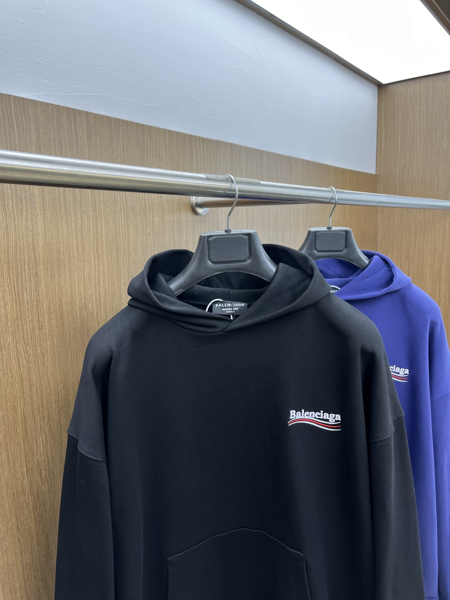 P640 Balenciaga Balenciaga Classic Hooded Sweatshirt Autumn/Winter 2024 Coke Letter Loose Sweatshirt Unisex このユニセックスモデルはラージシルエットフィットです ドローストリングフードなし 肩落ち フロントにはカンガルースタイルのポケットが1つ GZ Shrunken Cuffs and Waistband 胸と背中には政治キャンペーンのアートワーク刺繍が施されています カラー：ブラック ベージュ グレー ブルー サイズ：XS-XL-High...工場