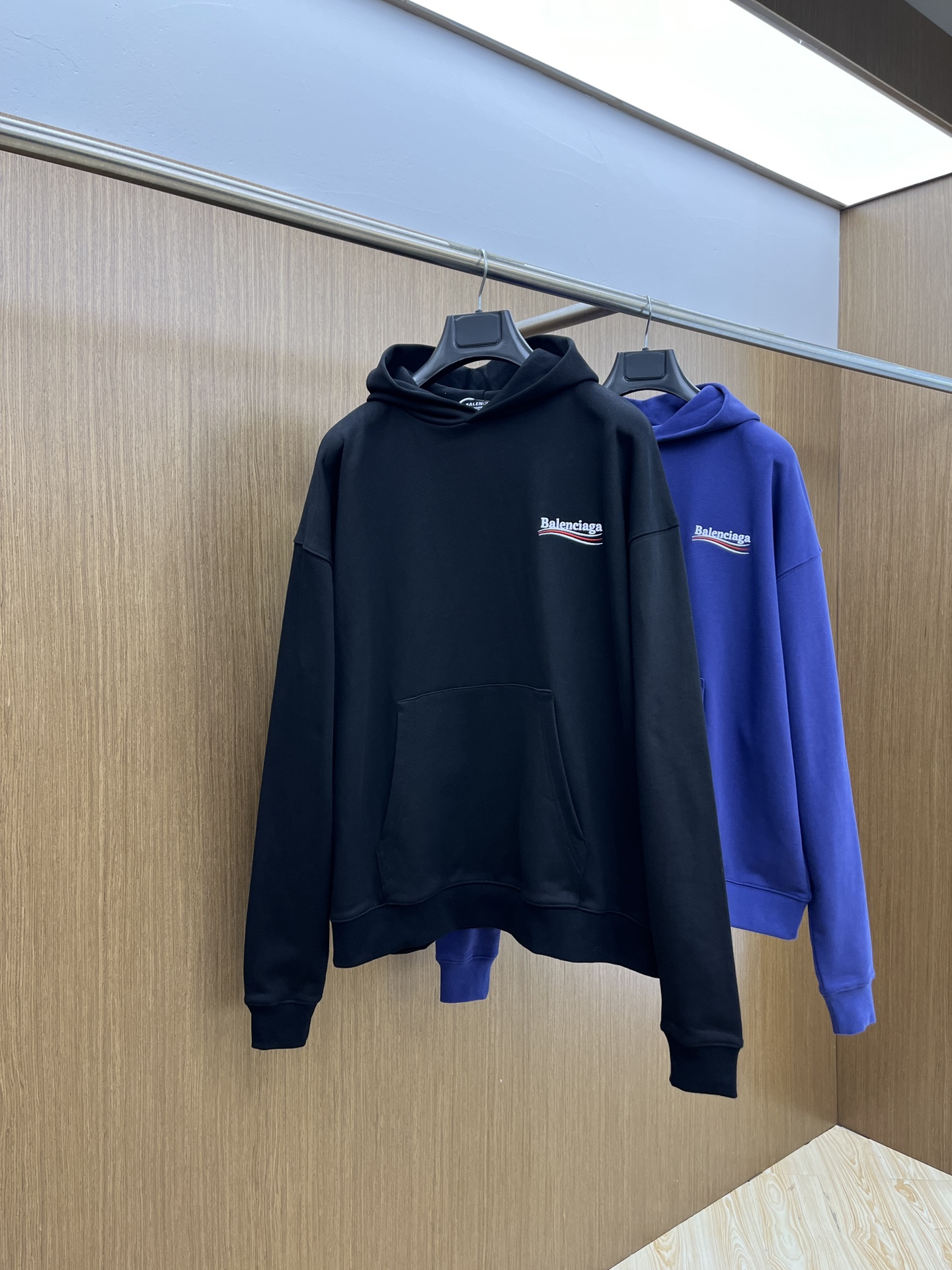 P640 Balenciaga Balenciaga Classic Hooded Sweatshirt Autumn/Winter 2024 Coke Letter Loose Sweatshirt Unisex このユニセックスモデルはラージシルエットフィットです ドローストリングフードなし 肩落ち フロントにはカンガルースタイルのポケットが1つ GZ Shrunken Cuffs and Waistband 胸と背中には政治キャンペーンのアートワーク刺繍が施されています カラー：ブラック ベージュ グレー ブルー サイズ：XS-XL-High...工場