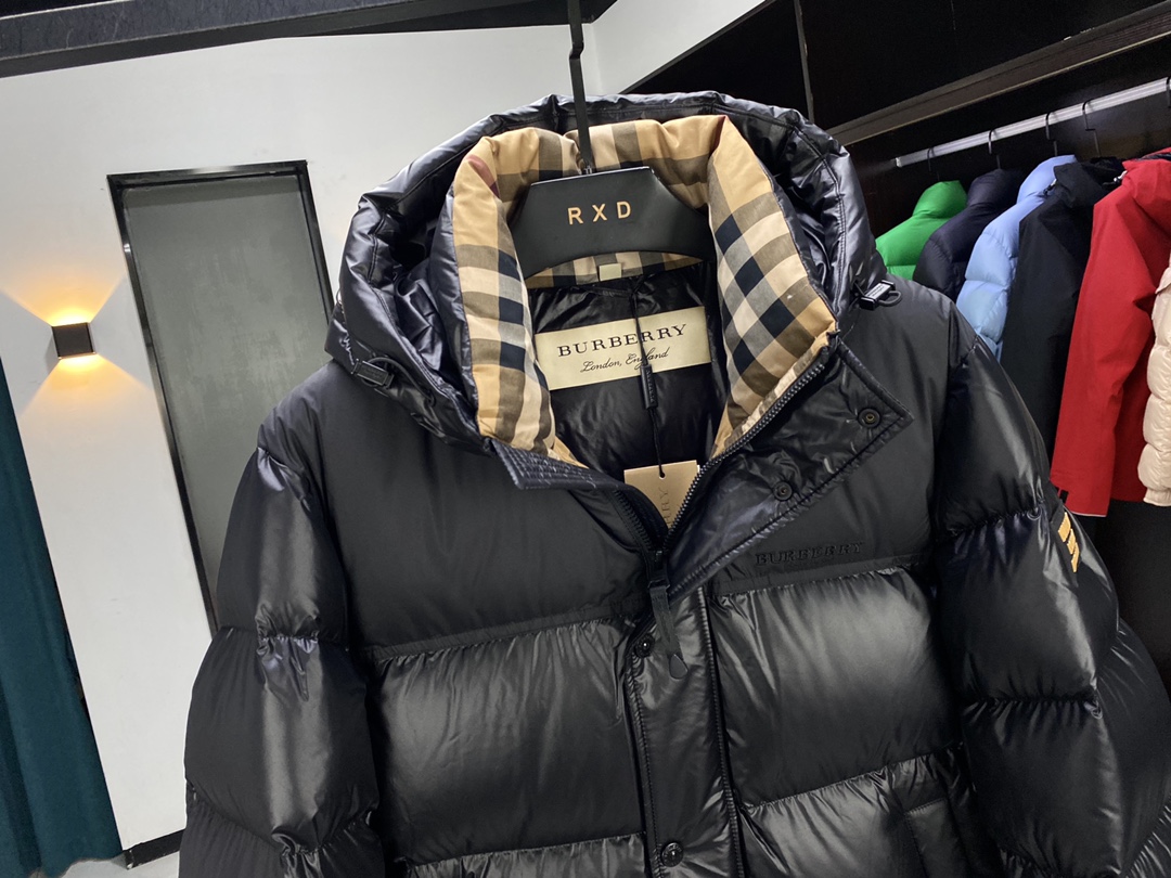 P1500 BBR Casaco de penas de ganso com capuz curto para homem Burberry (2 cores)Este casaco, com capuz e bainha protetora, apresenta um design com apliques do logótipo da marca, inspirado na cultura britânica dos anos 90. Tanto as mulheres como os homens podem geri-lo, para que esta aura totalmente aberta, versão do design de alfaiataria suave com uma sensação de poder, toda a personalidade do corpo, dez sensações de plenitude, muito avançada, não é um conceito do conceito do conceito da ideia do produto único de moda!90 enchimento de penas de ganso brancasTamanho: M XXXL