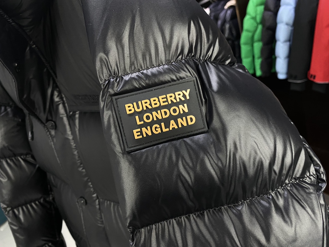 P1500 BBR Burberry Chaqueta corta de pluma de ganso con capucha y parches, hombre (2 colores)¡Esto con una capucha y dobladillo de protección logotipo de la marca de diseño apliques, inspirado en la década de 1990 la cultura británica Tanto las mujeres como los hombres pueden manejar, de modo que a partir de este aura completa abierta, la versión del diseño de sastrería de suave con un sentido de poder, todo el cuerpo la personalidad diez sentido de plena, muy hacia adelante, muy no un concepto del concepto del concepto de la idea de la moda único producto!90 relleno de plumón de ganso blancoTalla: M XXXL