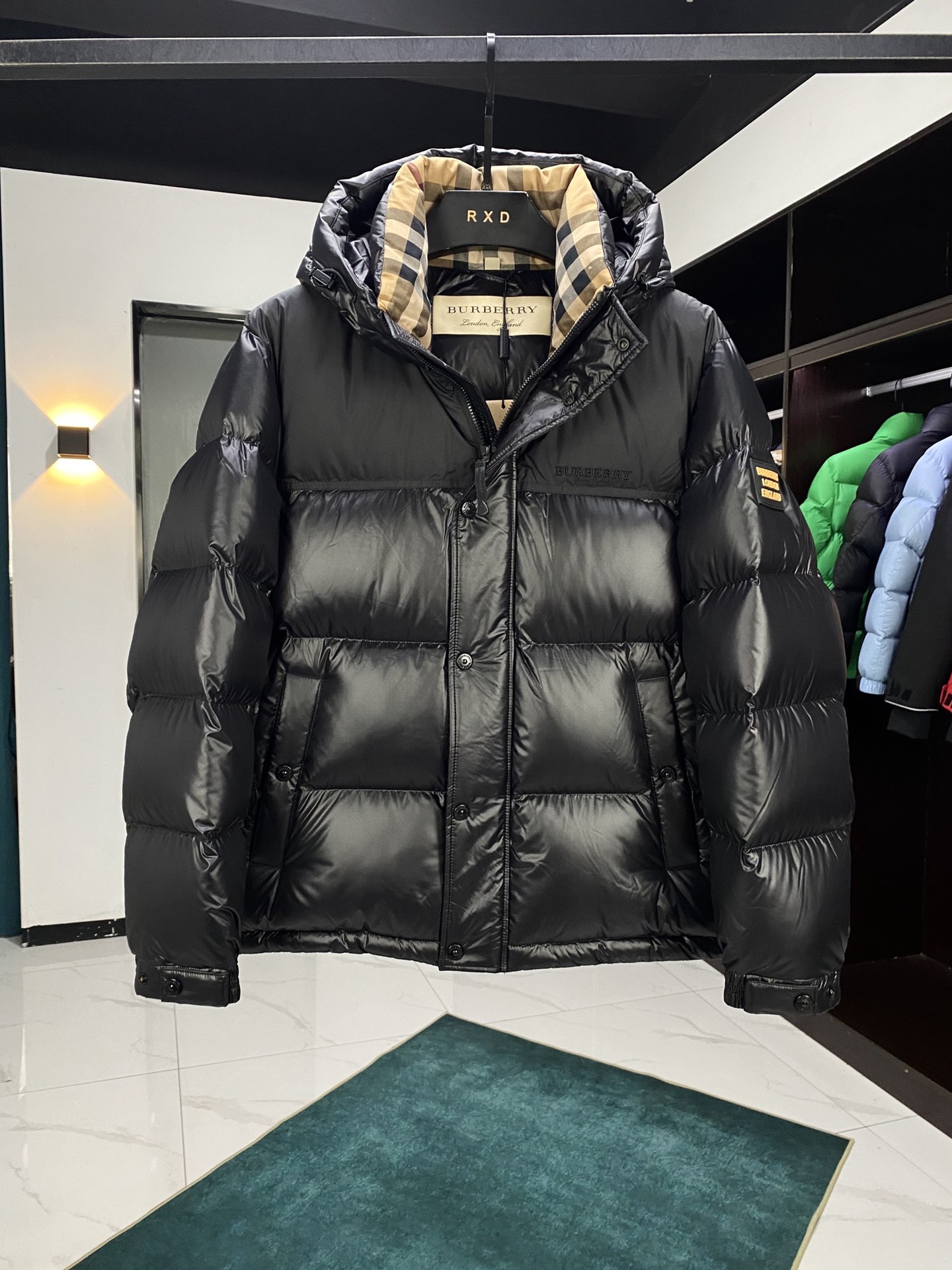 P1500 BBR Burberry Chaqueta corta de pluma de ganso con capucha y parches, hombre (2 colores)¡Esto con una capucha y dobladillo de protección logotipo de la marca de diseño apliques, inspirado en la década de 1990 la cultura británica Tanto las mujeres como los hombres pueden manejar, de modo que a partir de este aura completa abierta, la versión del diseño de sastrería de suave con un sentido de poder, todo el cuerpo la personalidad diez sentido de plena, muy hacia adelante, muy no un concepto del concepto del concepto de la idea de la moda único producto!90 relleno de plumón de ganso blancoTalla: M XXXL