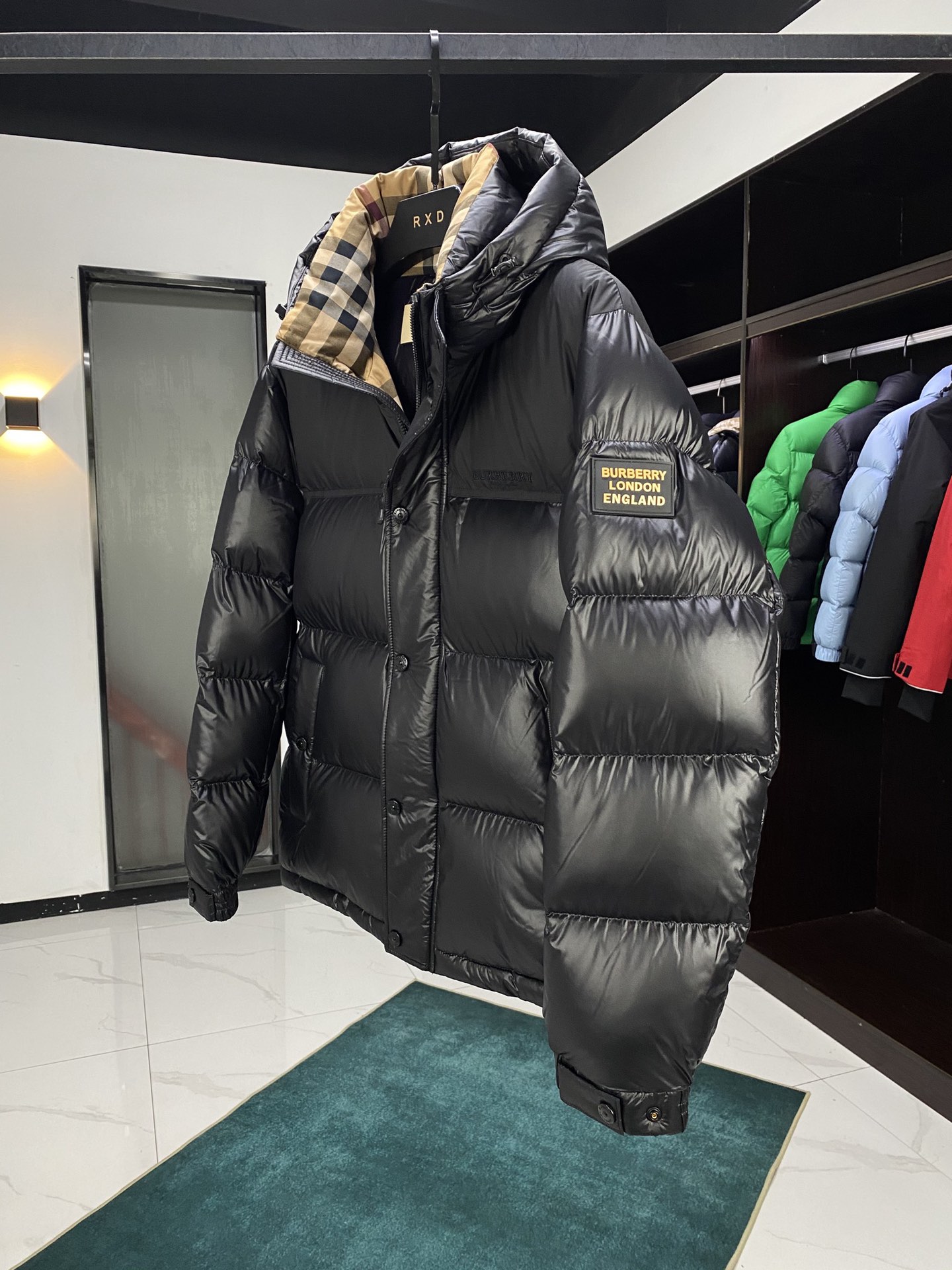 P1500 BBR Burberry Chaqueta corta de pluma de ganso con capucha y parches, hombre (2 colores)¡Esto con una capucha y dobladillo de protección logotipo de la marca de diseño apliques, inspirado en la década de 1990 la cultura británica Tanto las mujeres como los hombres pueden manejar, de modo que a partir de este aura completa abierta, la versión del diseño de sastrería de suave con un sentido de poder, todo el cuerpo la personalidad diez sentido de plena, muy hacia adelante, muy no un concepto del concepto del concepto de la idea de la moda único producto!90 relleno de plumón de ganso blancoTalla: M XXXL