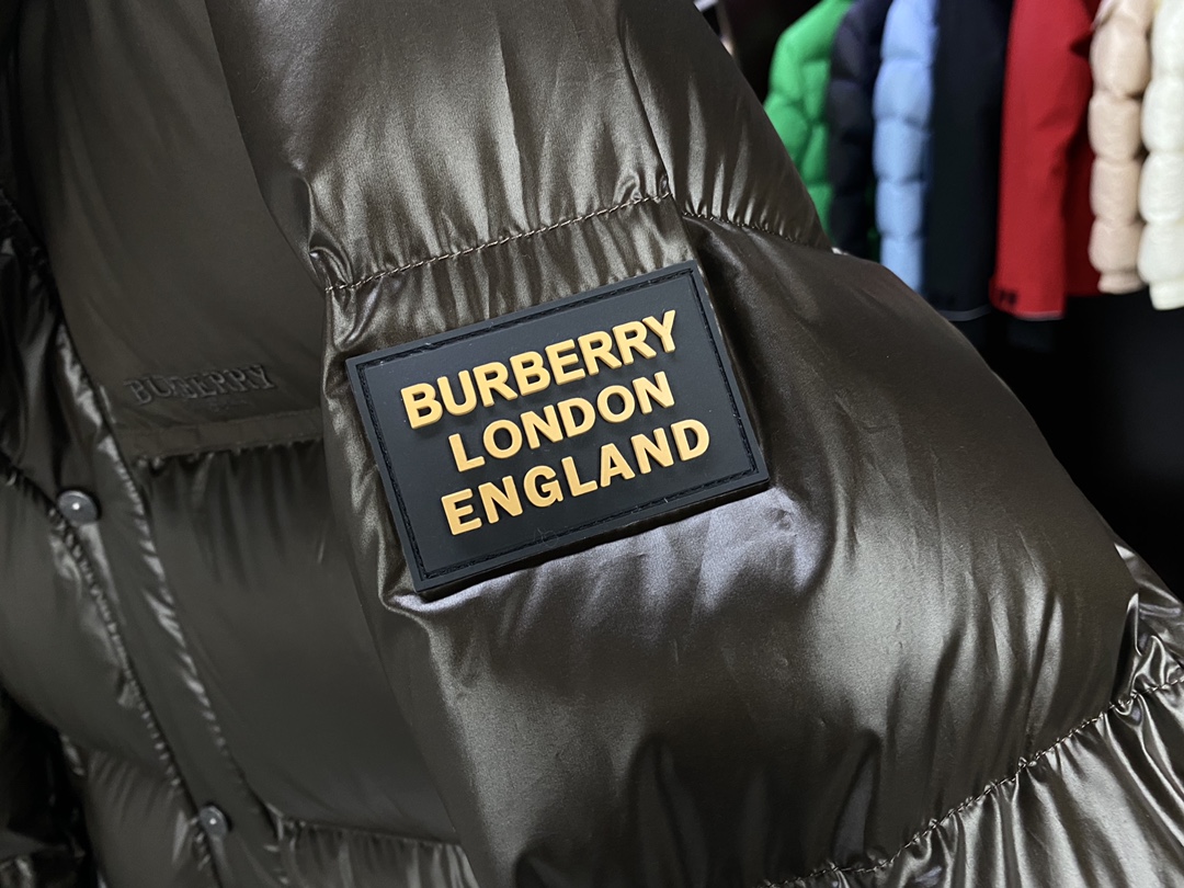 P1500 BBR Burberry Chaqueta corta de pluma de ganso con capucha y parches, hombre (2 colores)¡Esto con una capucha y dobladillo de protección logotipo de la marca de diseño apliques, inspirado en la década de 1990 la cultura británica Tanto las mujeres como los hombres pueden manejar, de modo que a partir de este aura completa abierta, la versión del diseño de sastrería de suave con un sentido de poder, todo el cuerpo la personalidad diez sentido de plena, muy hacia adelante, muy no un concepto del concepto del concepto de la idea de la moda único producto!90 relleno de plumón de ganso blancoTalla: M XXXL