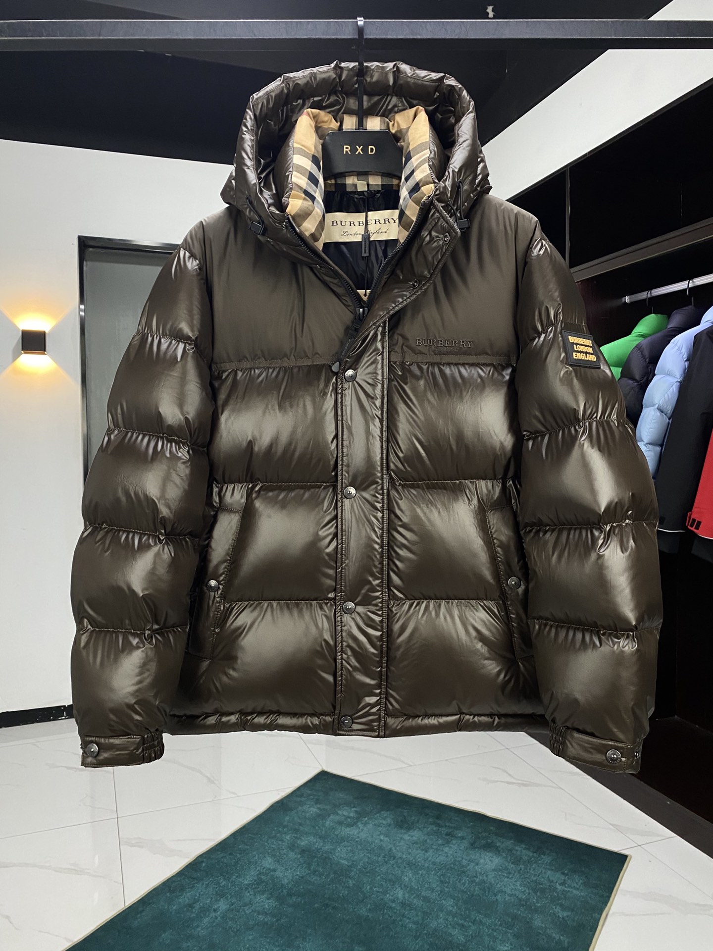 P1500 BBR Burberry Chaqueta corta de pluma de ganso con capucha y parches, hombre (2 colores)¡Esto con una capucha y dobladillo de protección logotipo de la marca de diseño apliques, inspirado en la década de 1990 la cultura británica Tanto las mujeres como los hombres pueden manejar, de modo que a partir de este aura completa abierta, la versión del diseño de sastrería de suave con un sentido de poder, todo el cuerpo la personalidad diez sentido de plena, muy hacia adelante, muy no un concepto del concepto del concepto de la idea de la moda único producto!90 relleno de plumón de ganso blancoTalla: M XXXL