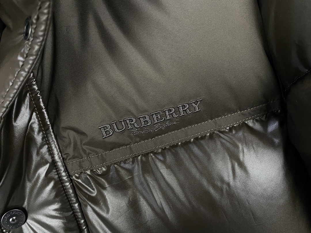 P1500 BBR Casaco de penas de ganso com capuz curto para homem Burberry (2 cores)Este casaco, com capuz e bainha protetora, apresenta um design com apliques do logótipo da marca, inspirado na cultura britânica dos anos 90. Tanto as mulheres como os homens podem geri-lo, para que esta aura totalmente aberta, versão do design de alfaiataria suave com uma sensação de poder, toda a personalidade do corpo, dez sensações de plenitude, muito avançada, não é um conceito do conceito do conceito da ideia do produto único de moda!90 enchimento de penas de ganso brancasTamanho: M XXXL