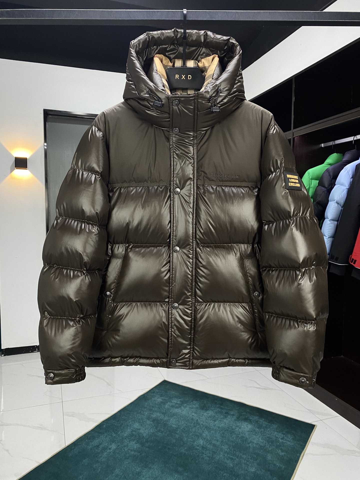 P1500 BBR Burberry Chaqueta corta de pluma de ganso con capucha y parches, hombre (2 colores)¡Esto con una capucha y dobladillo de protección logotipo de la marca de diseño apliques, inspirado en la década de 1990 la cultura británica Tanto las mujeres como los hombres pueden manejar, de modo que a partir de este aura completa abierta, la versión del diseño de sastrería de suave con un sentido de poder, todo el cuerpo la personalidad diez sentido de plena, muy hacia adelante, muy no un concepto del concepto del concepto de la idea de la moda único producto!90 relleno de plumón de ganso blancoTalla: M XXXL