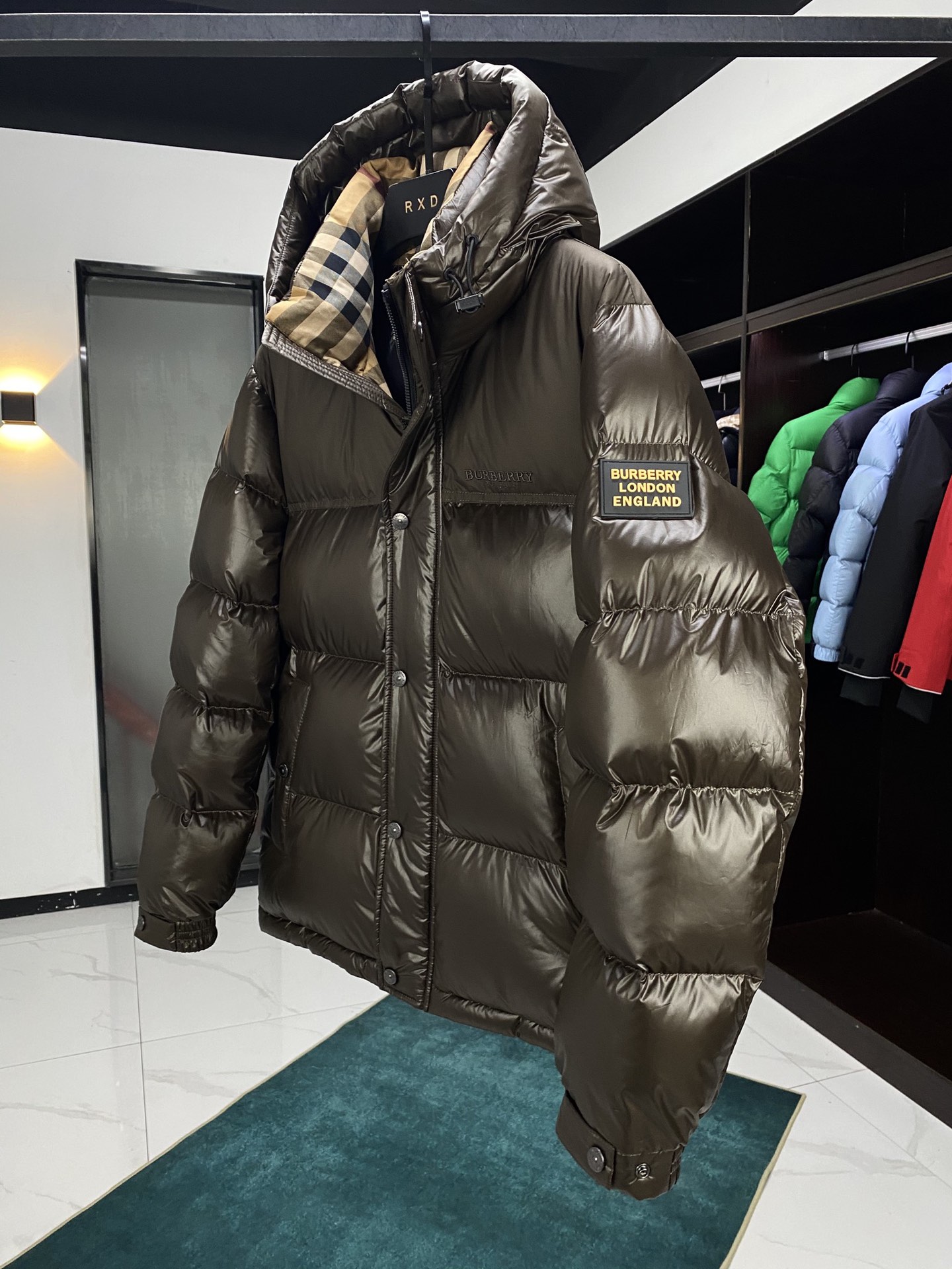 P1500 BBR Burberry Chaqueta corta de pluma de ganso con capucha y parches, hombre (2 colores)¡Esto con una capucha y dobladillo de protección logotipo de la marca de diseño apliques, inspirado en la década de 1990 la cultura británica Tanto las mujeres como los hombres pueden manejar, de modo que a partir de este aura completa abierta, la versión del diseño de sastrería de suave con un sentido de poder, todo el cuerpo la personalidad diez sentido de plena, muy hacia adelante, muy no un concepto del concepto del concepto de la idea de la moda único producto!90 relleno de plumón de ganso blancoTalla: M XXXL