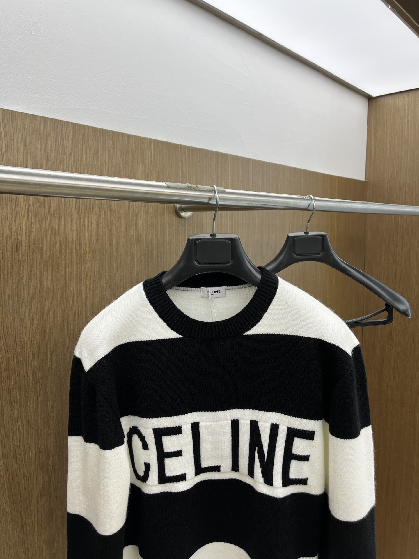 图片[2]-P560 Celine 24ss秋冬新品胸口品牌logo标识图案毛衣专供狠货进口原版科技羊毛精纺！精细针织一体色彩混织纯手工技艺呈现 档次极高凸显衣着品味与奢华 工艺精湛！定制原版工艺螺纹上身帅到爆fh z z码数：Ｓ-XL-高仿包包