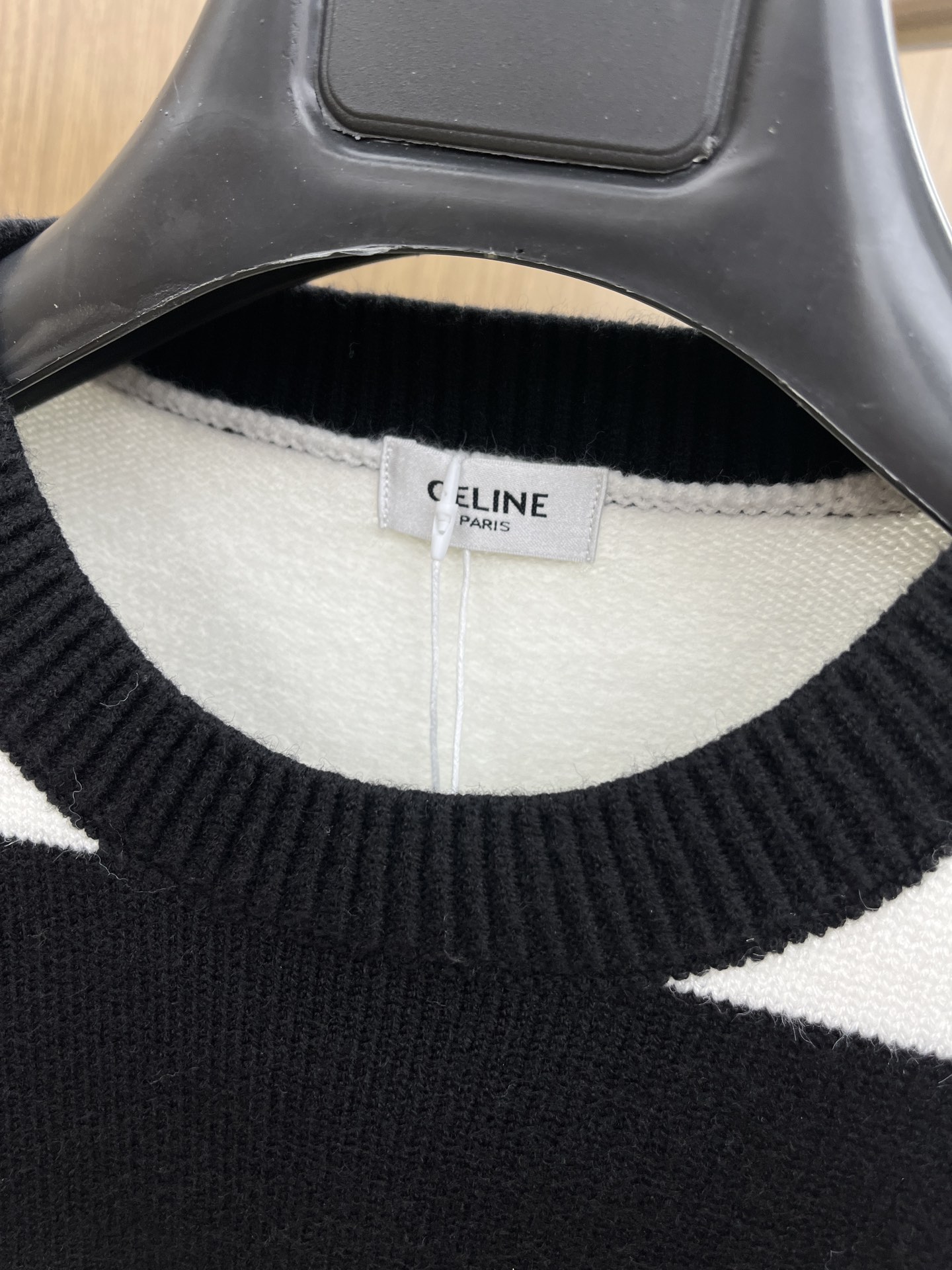 ¡P560 Celine 24ss otoño e invierno nuevo pecho marca logotipo patrón jersey exclusivamente para la crueldad importados tecnología original de lana de estambre! ¡Fino tejido de punto de un color de mezcla de tejer pura tecnología hecha a mano para presentar Grado extremadamente alto destacando el gusto de la ropa y la artesanía de lujo! Custom hilo artesanal original en el cuerpo guapo estallido fh z z Tamaño: S-XL-alta fábrica de imitación