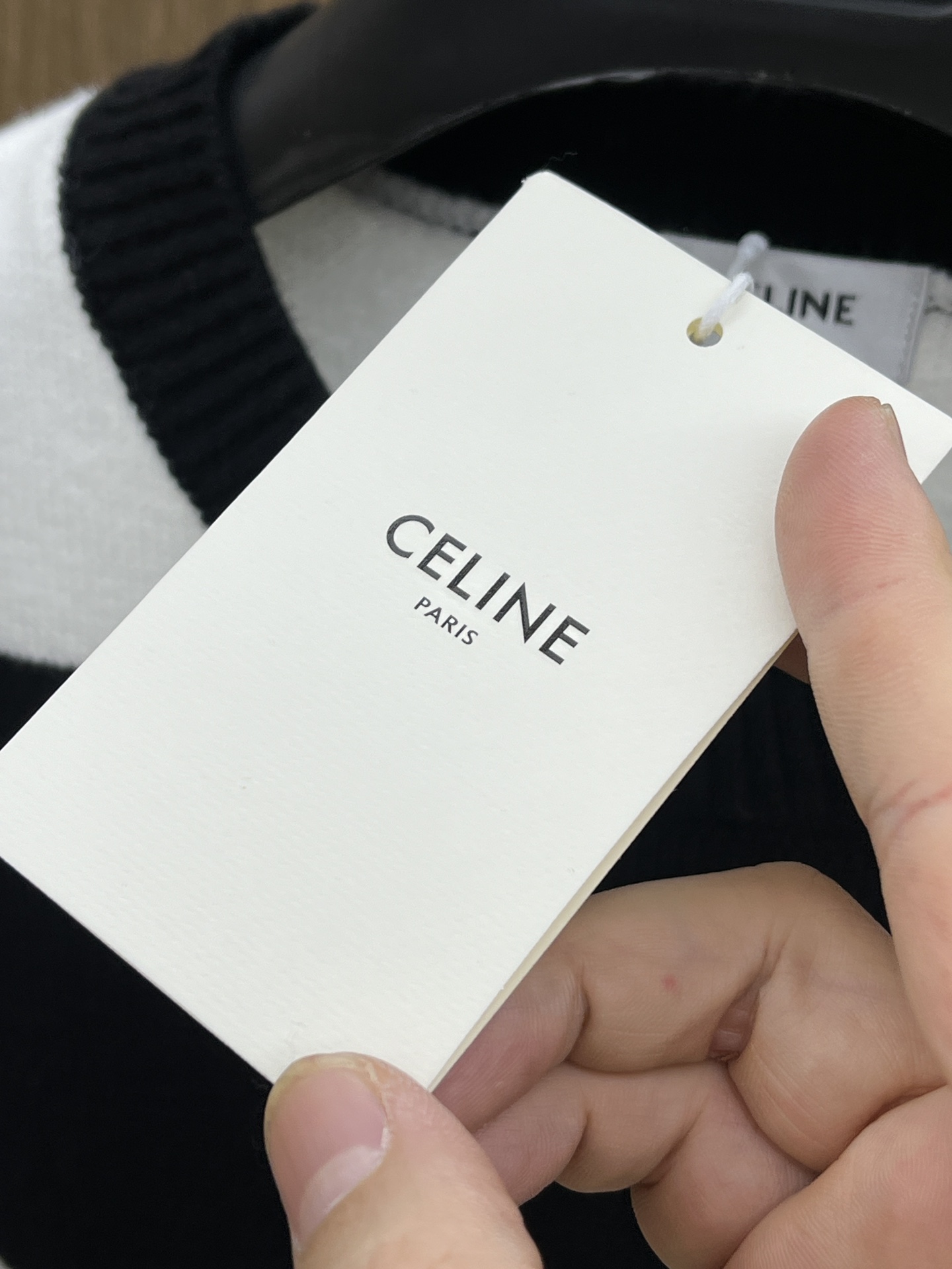 图片[4]-P560 Celine 24ss秋冬新品胸口品牌logo标识图案毛衣专供狠货进口原版科技羊毛精纺！精细针织一体色彩混织纯手工技艺呈现 档次极高凸显衣着品味与奢华 工艺精湛！定制原版工艺螺纹上身帅到爆fh z z码数：Ｓ-XL-高仿包包