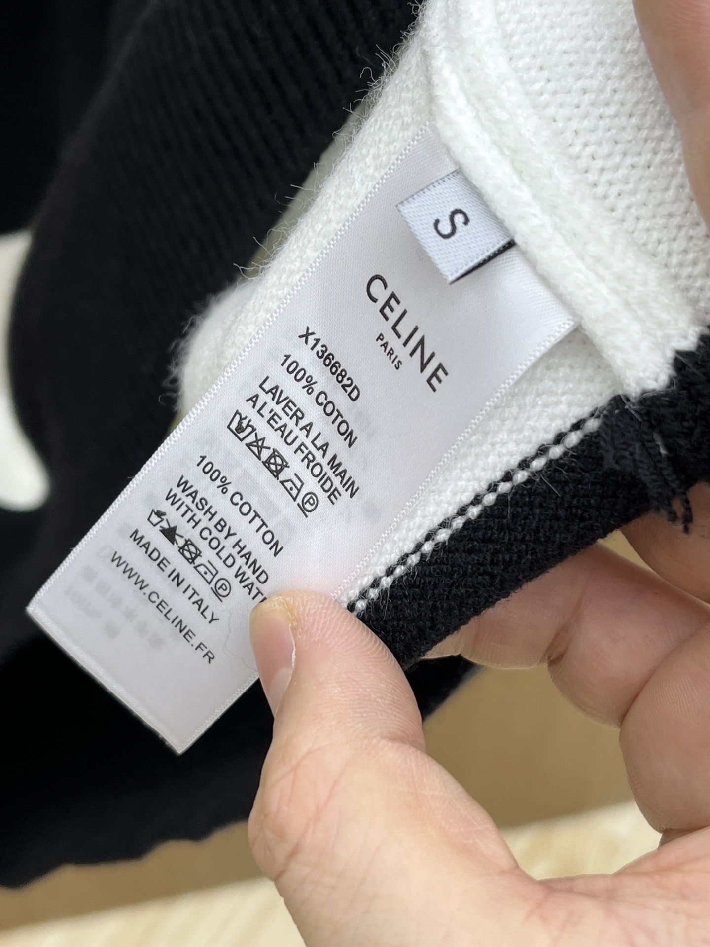 ¡P560 Celine 24ss otoño e invierno nuevo pecho marca logotipo patrón jersey exclusivamente para la crueldad importados tecnología original de lana de estambre! ¡Fino tejido de punto de un color de mezcla de tejer pura tecnología hecha a mano para presentar Grado extremadamente alto destacando el gusto de la ropa y la artesanía de lujo! Custom hilo artesanal original en el cuerpo guapo estallido fh z z Tamaño: S-XL-alta fábrica de imitación