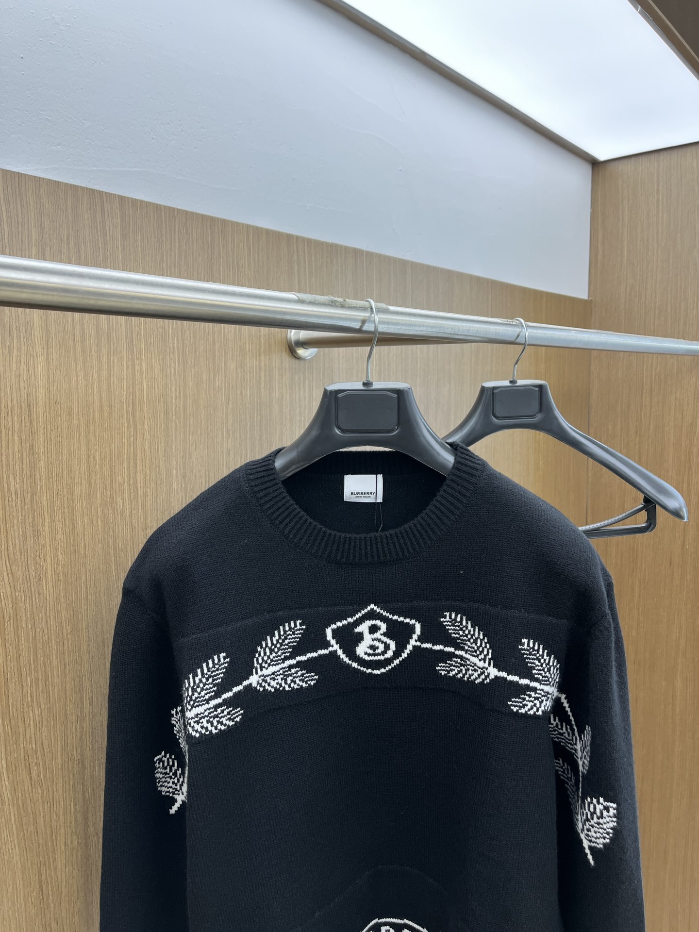 图片[2]-P560 Burberry 24ss秋冬新品胸口品牌logo标识图案毛衣专供狠货进口原版科技羊毛精纺！精细针织一体色彩混织纯手工技艺呈现 档次极高凸显衣着品味与奢华 工艺精湛！定制原版工艺螺纹上身帅到爆fh z z码数：Ｓ-XL-高仿包包