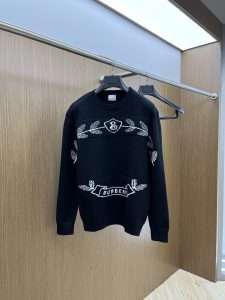 P560 Burberry 24ss秋冬新品胸口品牌logo标识图案毛衣专供狠货进口原版科技羊毛精纺！精细针织一体色彩混织纯手工技艺呈现 档次极高凸显衣着品味与奢华 工艺精湛！定制原版工艺螺纹上身帅到爆fh z z码数：Ｓ-XL-高仿包包