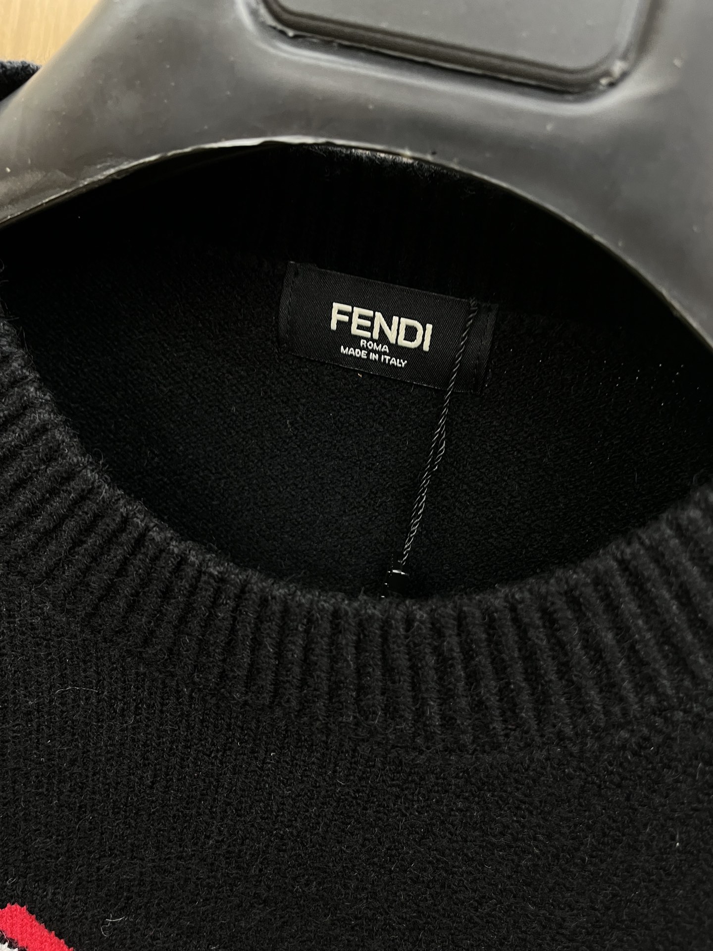 Imagem [3]-P560 FD 24ss outono e inverno novo peito logotipo da marca logotipo padrão jumper exclusivamente para produtos implacáveis importados tecnologia original lã penteada! Tricô fino de uma cor misturando tricô pura tecnologia artesanal apresenta Destaques de alta qualidade gosto de roupas e luxo Artesanato requintado! Fio artesanal original personalizado no corpo bonito para estourar fh z z Tamanho: S-XL-High replica handbags