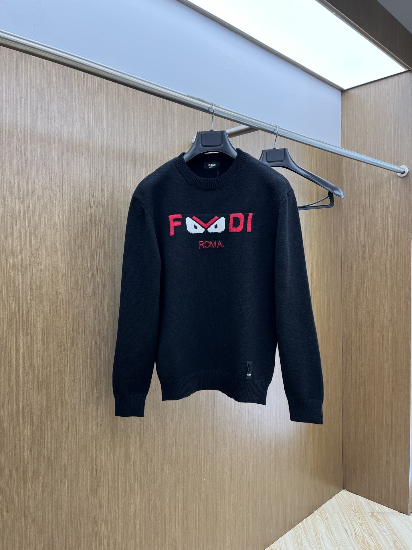 P560 FD 24ss outono e inverno novo logotipo da marca logotipo padrão no peito jumper exclusivamente para crueldade importado tecnologia original lã worsted! O tricô fino de uma cor misturando tecelagem de tecnologia artesanal pura para apresentar um grau muito elevado realça o gosto e o luxo do vestuário artesanal requintado! Fio de artesanato original personalizado no corpo bonito para rebentar fh z z jardas: S-XL-alto réplica sacos de mão