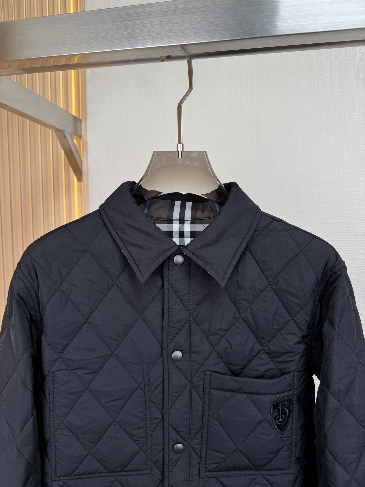 p960 BURBERRY Quilted jacket shirtCotton jacket in Burberry's latest grey and blue check patternDouble wear designIn solid nylon on one side and Burberry's latest grey and blue check cotton twill on the other for a casual fitAppliquéd with a B-shield motifFrom the Burberry Classics collection, Burberry's classic collection is a distinctive interpretation of style and sophisticationQuilted cotton is designed to keep you warm and cozy, without the bulk. A closet must-have!Details: Snap button closureChest patch pocketButtoned cuff pockets with B shield appliquésColor: Black with gray and blue check patternSize: M-3XL (48-56)