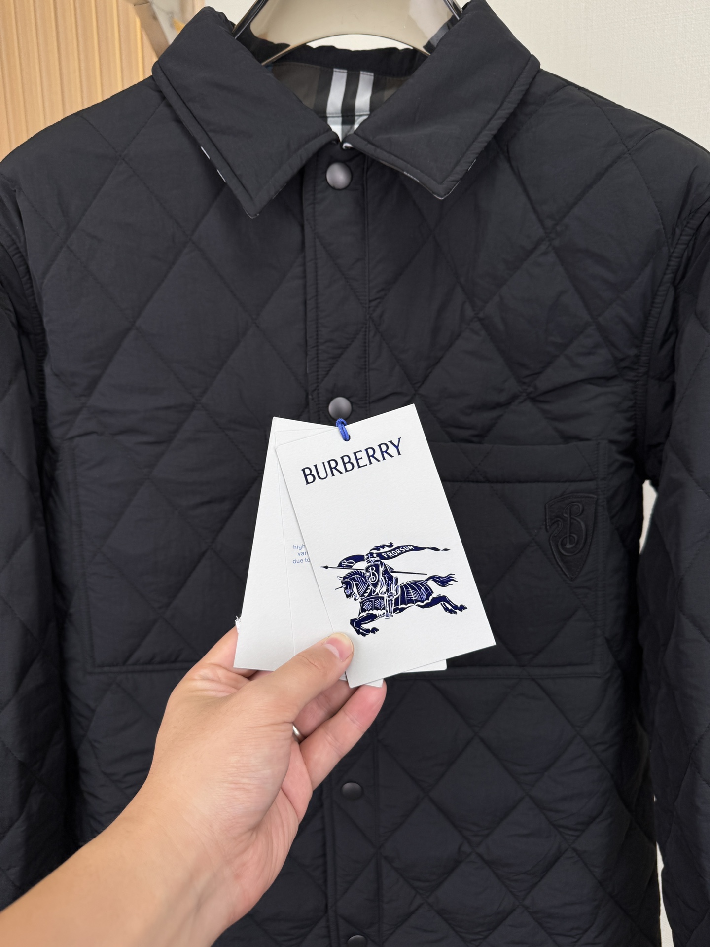 p960 BURBERRY Quilted jacket shirtCotton jacket in Burberry's latest grey and blue check patternDouble wear designIn solid nylon on one side and Burberry's latest grey and blue check cotton twill on the other for a casual fitAppliquéd with a B-shield motifFrom the Burberry Classics collection, Burberry's classic collection is a distinctive interpretation of style and sophisticationQuilted cotton is designed to keep you warm and cozy, without the bulk. A closet must-have!Details: Snap button closureChest patch pocketButtoned cuff pockets with B shield appliquésColor: Black with gray and blue check patternSize: M-3XL (48-56)