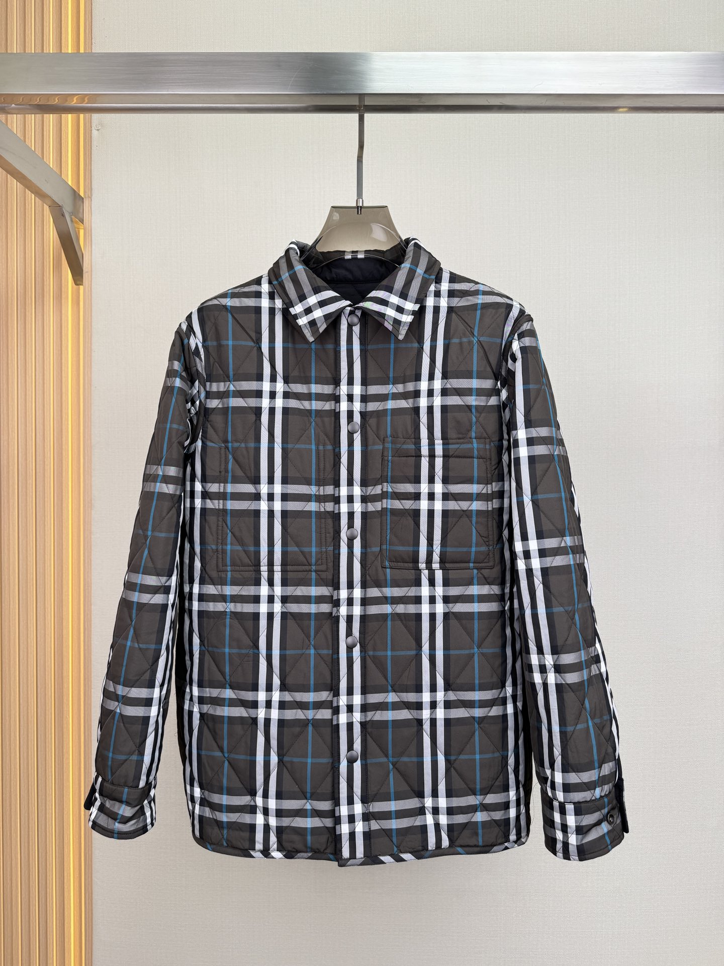 p960 BURBERRY Camisa estilo chaqueta acolchada BurberryChaqueta de algodón con el último estampado de cuadros grises y azulesDiseño de doble usoEn nailon liso por un lado y la última sarga de algodón de cuadros grises y azules de Burberry por el otro para un ajuste informalBordeada con un aplique del estampado del escudo BDe la colección Burberry Classics, la interpretación distintiva de la marca de lo chic y el alto estiloAlmohadillado de algodón para mayor calidez y comodidad¡Sin abultar! Una prenda imprescindible en su armarioAcerca de los detalles:Cierre con botones a presiónBolsillo de parche en la parte delantera del pechoBolsillos abotonados en los puños con aplique del escudo BColores:Negro con estampado de cuadros grises y azulesTalla: M-3XL (48-56 yardas)-Fábricas de alta costura