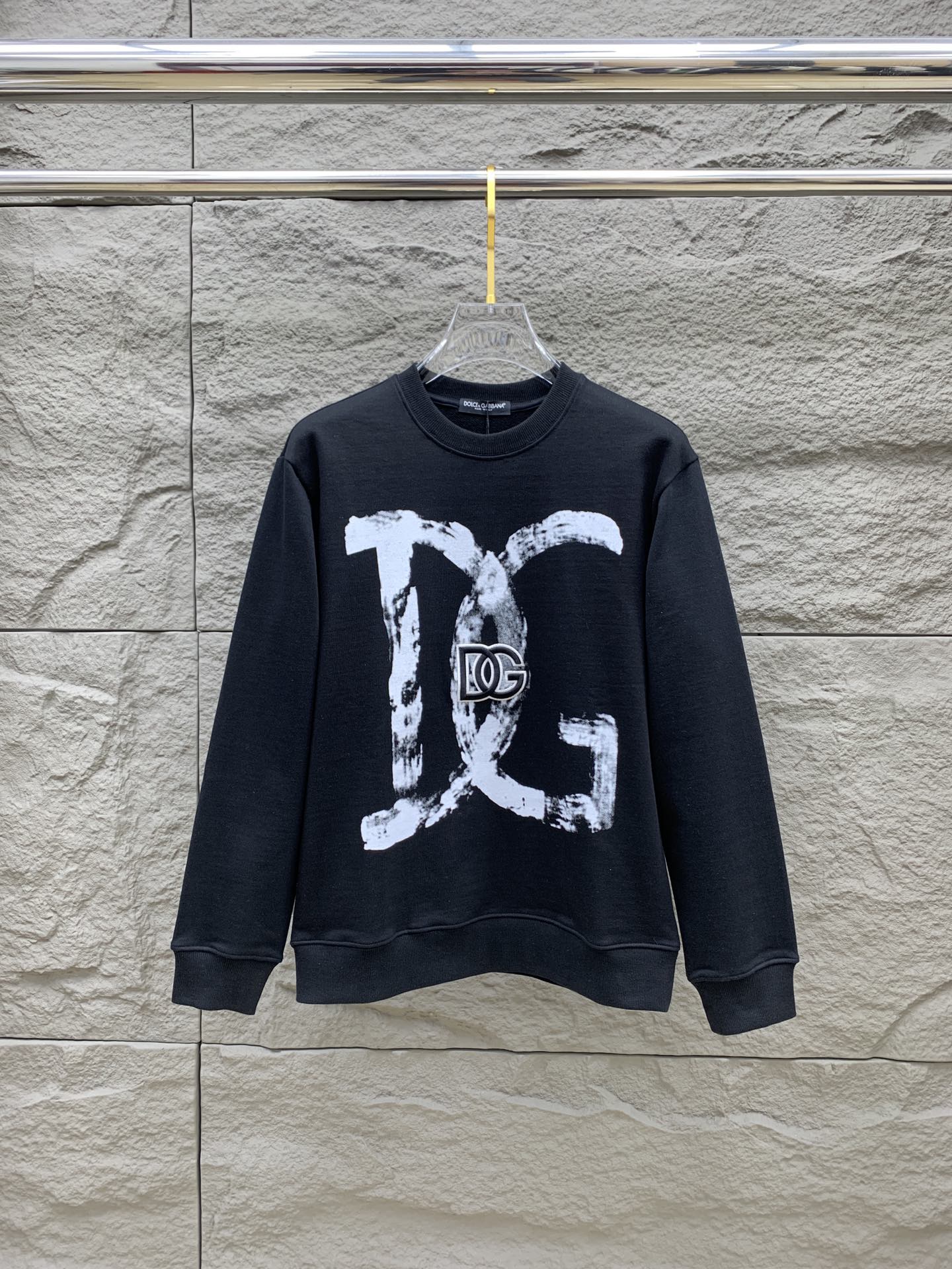 ¡Imagen [2]-P560💰 Duggar Inicio 24SS Más Nuevo Logotipo Pecho Graffiti Imprimir + DG Bordado 🪡 Logotipo Hermosamente Hecho Sudadera Cuello Crew Pullover De Calidad Superior Producción Artesanal Telas Importadas Contra Calidad Heavy Duty Bordado Diseños Utilizando Importados High-End Bespoke Telas Hilos De Seda Importados Primera Clase Sensación De La Mano! ¡Los hombres y las mujeres con los mismos modelos sitio web oficial en la venta! Tres etiquetas completa Tamaño: S-XL-Alta moda bolsas