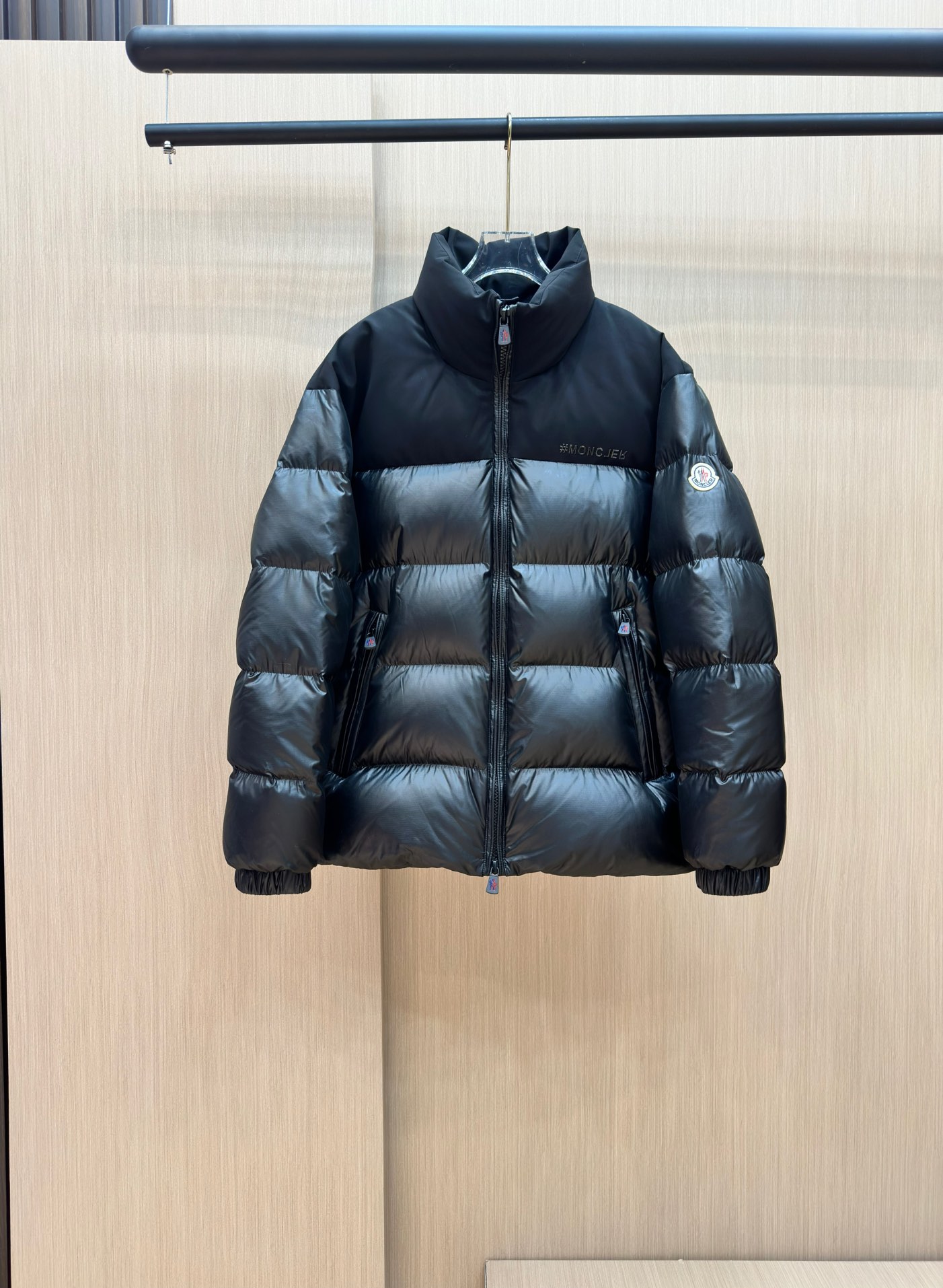 P1280 Moncler秋冬羽绒服 原版1:1订制五金配件全进口原版定制 欢迎专柜对比 绝对的高品质 采用顶级90白鸭绒 超柔软 充羽量蓬松饱满 超级重工 面料做工杠杠的版型完美 注意⚠面料超舒服 独家款 非市场货 尺码码数码数12345-高仿包包