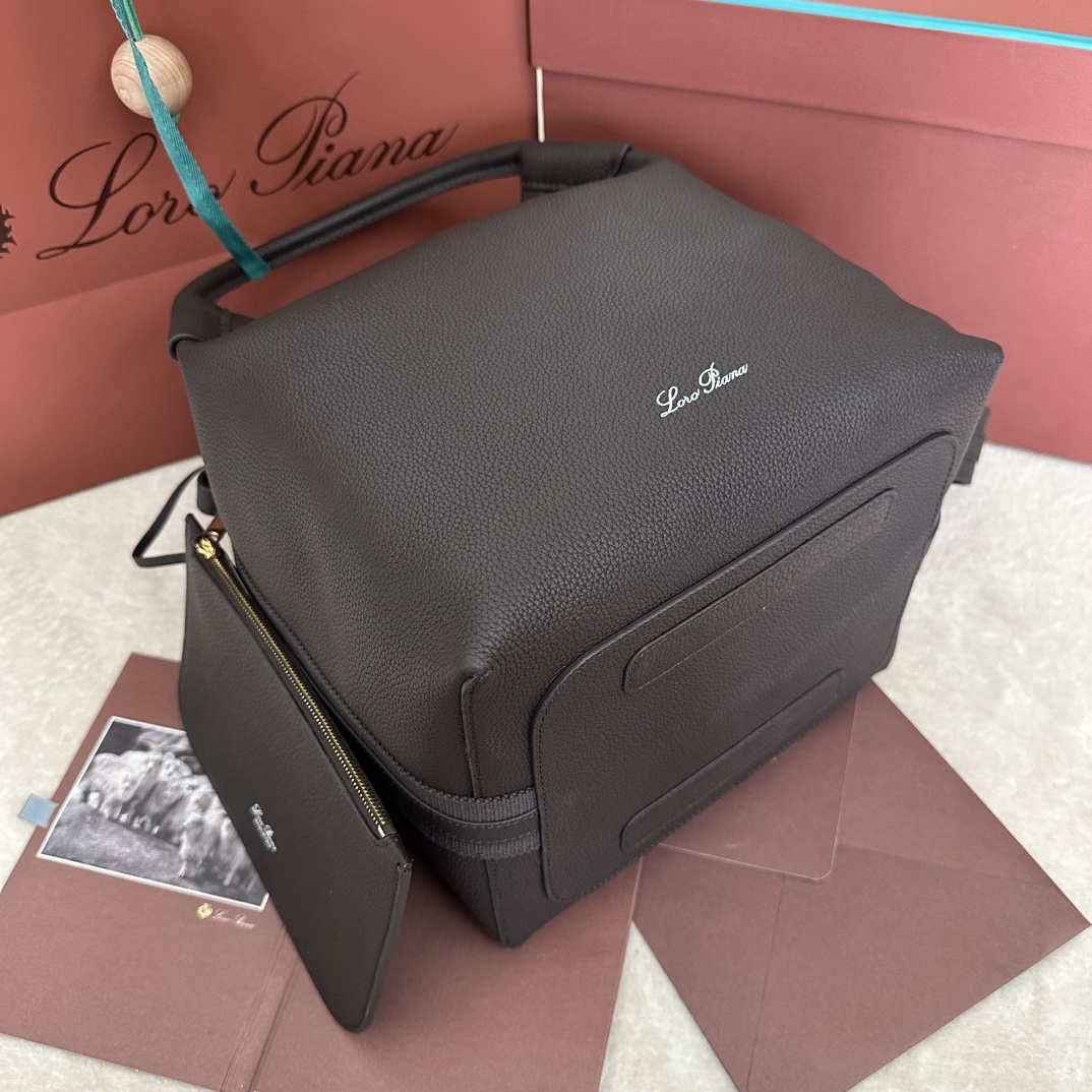 💰1920Bolso grande Big Bucket Bale de Loro piana Color: Café La elegancia despreocupada y el estilo atemporal del bolso Bale son otro testimonio de la herencia distintiva de Loro piana. Su forma cuadrada y su nombre, derivado de los grandes fardos utilizados para guardar la cachemira, representan el compromiso de Loro piana con la artesanía. El cuerpo es de piel de becerro con un grano natural muy suave. Talla: 24✖️20✖️27CM-fábrica-de-moda-alta