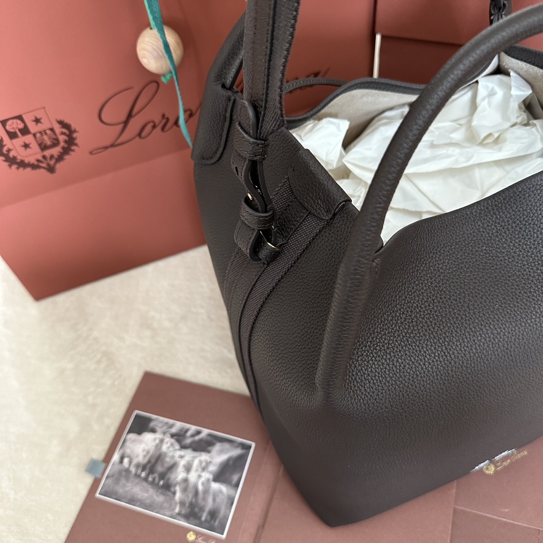 💰1920Bolso grande Big Bucket Bale de Loro piana Color: Café La elegancia despreocupada y el estilo atemporal del bolso Bale son otro testimonio de la herencia distintiva de Loro piana. Su forma cuadrada y su nombre, derivado de los grandes fardos utilizados para guardar la cachemira, representan el compromiso de Loro piana con la artesanía. El cuerpo es de piel de becerro con un grano natural muy suave. Talla: 24✖️20✖️27CM-fábrica-de-moda-alta