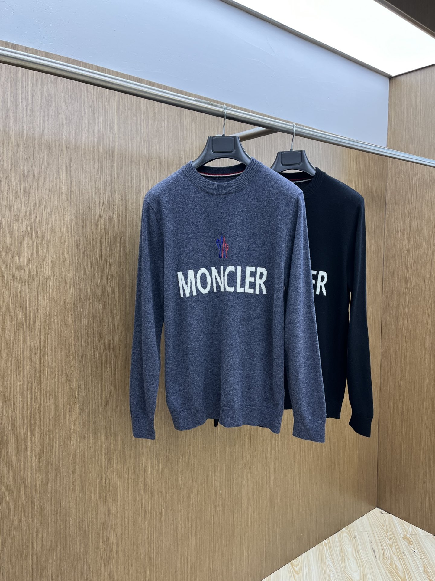 P660～Monclercler 24FW秋冬优质羊毛羊绒混纺针织圆领毛衣男士经典字母提花刺绣Logo时尚休闲套头毛衣针织衫！领先官网发售！基础款纯色针织衫单穿叠穿的好选择修身显瘦的合身版型款式简约螺纹圆领设计提气且优化肩颈比例常规肩型精密走线人工套缝德国JIN口织机16针横机工艺纱线非常的细织制的面料平整细密高端前胸字母logo刺绣徽标点缀整体！
该毛衣精选客供进口80%山羊绒+20%羊毛混纺打造外观柔软蓬松度打造的针织衫零压感柔软有弹性优质羊绒纱线具有极佳的弹性随体型拉伸为肌肤带来柔软和極致温暖的感受打造处的衣型合体但弹力包容度让人爱不释手！甄选高品质羊毛与其他羊毛相比更为纤细柔软拥有优良的垂坠和动感接近羊绒的纤维细度使得其触感与羊绒相仿更加耐穿耐磨不易起球圆领设计严寒护颈的温暖加宽的经典小半圆领3.5cm不易变形天然弹力纤维舒适贴合有一定的厚度能贯穿整个秋冬但上身却无束缚、无压力TD轻柔无物！

颜色：蓝色、灰色、黑色
尺码：M-3XL
尺寸参考：
M码：肩宽43胸围100袖长64衣长67
L码：肩宽44胸围104袖长65衣长68
XL码：肩宽45胸围108袖长66衣长69
2XL码：肩宽46胸围112袖长67衣长70
3XL码：肩宽47胸围116袖长68衣长71-高仿包包