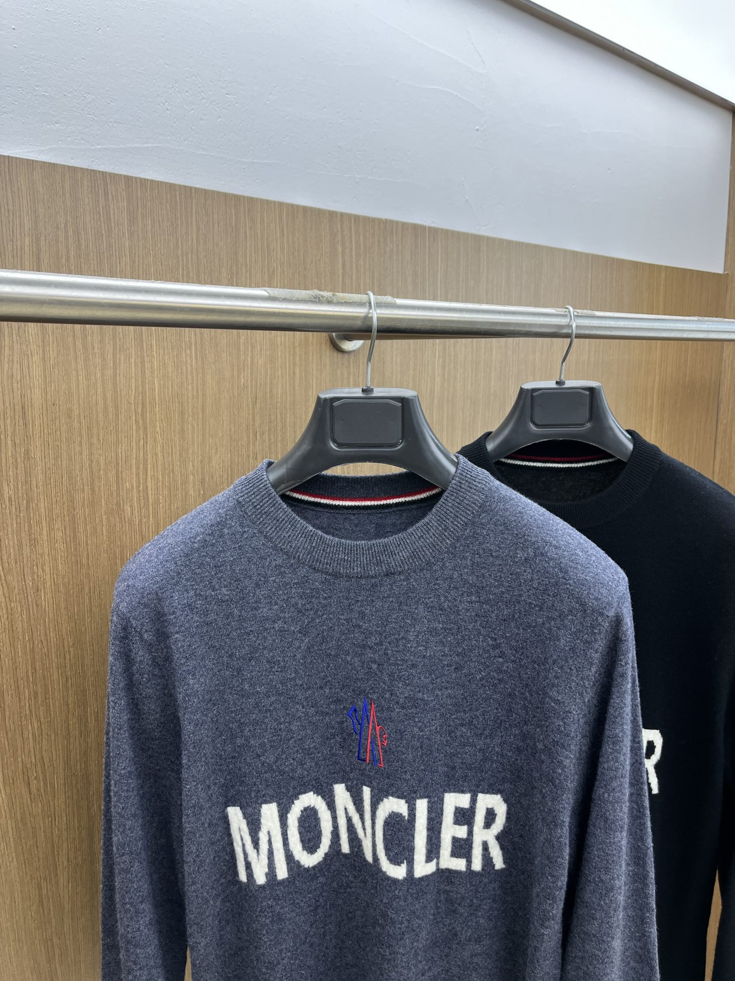 图片[2]-P660～Monclercler 24FW秋冬优质羊毛羊绒混纺针织圆领毛衣男士经典字母提花刺绣Logo时尚休闲套头毛衣针织衫！领先官网发售！基础款纯色针织衫单穿叠穿的好选择修身显瘦的合身版型款式简约螺纹圆领设计提气且优化肩颈比例常规肩型精密走线人工套缝德国JIN口织机16针横机工艺纱线非常的细织制的面料平整细密高端前胸字母logo刺绣徽标点缀整体！
该毛衣精选客供进口80%山羊绒+20%羊毛混纺打造外观柔软蓬松度打造的针织衫零压感柔软有弹性优质羊绒纱线具有极佳的弹性随体型拉伸为肌肤带来柔软和極致温暖的感受打造处的衣型合体但弹力包容度让人爱不释手！甄选高品质羊毛与其他羊毛相比更为纤细柔软拥有优良的垂坠和动感接近羊绒的纤维细度使得其触感与羊绒相仿更加耐穿耐磨不易起球圆领设计严寒护颈的温暖加宽的经典小半圆领3.5cm不易变形天然弹力纤维舒适贴合有一定的厚度能贯穿整个秋冬但上身却无束缚、无压力TD轻柔无物！

颜色：蓝色、灰色、黑色
尺码：M-3XL
尺寸参考：
M码：肩宽43胸围100袖长64衣长67
L码：肩宽44胸围104袖长65衣长68
XL码：肩宽45胸围108袖长66衣长69
2XL码：肩宽46胸围112袖长67衣长70
3XL码：肩宽47胸围116袖长68衣长71-高仿包包