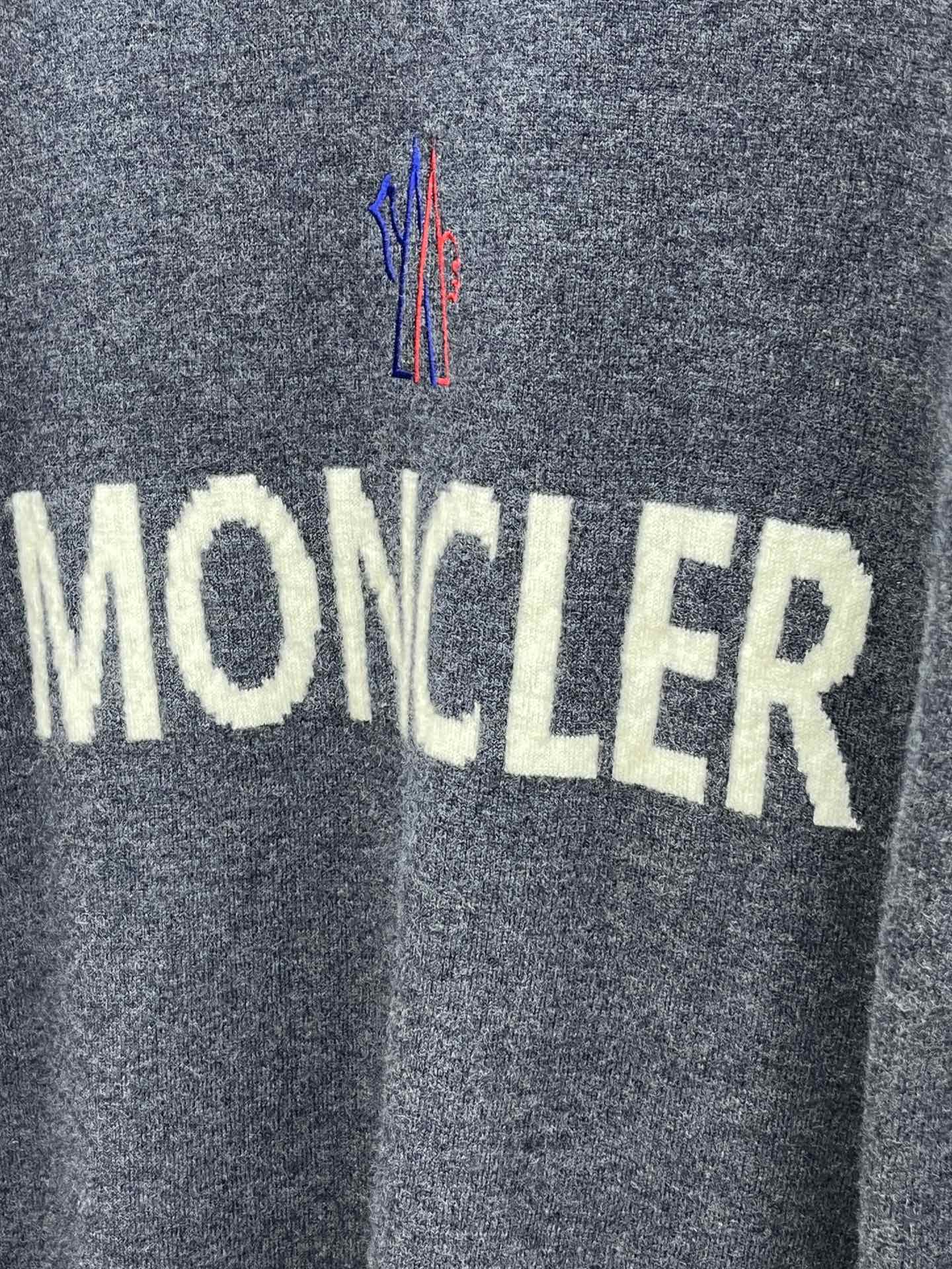 图片[5]-P660～Monclercler 24FW秋冬优质羊毛羊绒混纺针织圆领毛衣男士经典字母提花刺绣Logo时尚休闲套头毛衣针织衫！领先官网发售！基础款纯色针织衫单穿叠穿的好选择修身显瘦的合身版型款式简约螺纹圆领设计提气且优化肩颈比例常规肩型精密走线人工套缝德国JIN口织机16针横机工艺纱线非常的细织制的面料平整细密高端前胸字母logo刺绣徽标点缀整体！
该毛衣精选客供进口80%山羊绒+20%羊毛混纺打造外观柔软蓬松度打造的针织衫零压感柔软有弹性优质羊绒纱线具有极佳的弹性随体型拉伸为肌肤带来柔软和極致温暖的感受打造处的衣型合体但弹力包容度让人爱不释手！甄选高品质羊毛与其他羊毛相比更为纤细柔软拥有优良的垂坠和动感接近羊绒的纤维细度使得其触感与羊绒相仿更加耐穿耐磨不易起球圆领设计严寒护颈的温暖加宽的经典小半圆领3.5cm不易变形天然弹力纤维舒适贴合有一定的厚度能贯穿整个秋冬但上身却无束缚、无压力TD轻柔无物！

颜色：蓝色、灰色、黑色
尺码：M-3XL
尺寸参考：
M码：肩宽43胸围100袖长64衣长67
L码：肩宽44胸围104袖长65衣长68
XL码：肩宽45胸围108袖长66衣长69
2XL码：肩宽46胸围112袖长67衣长70
3XL码：肩宽47胸围116袖长68衣长71-高仿包包