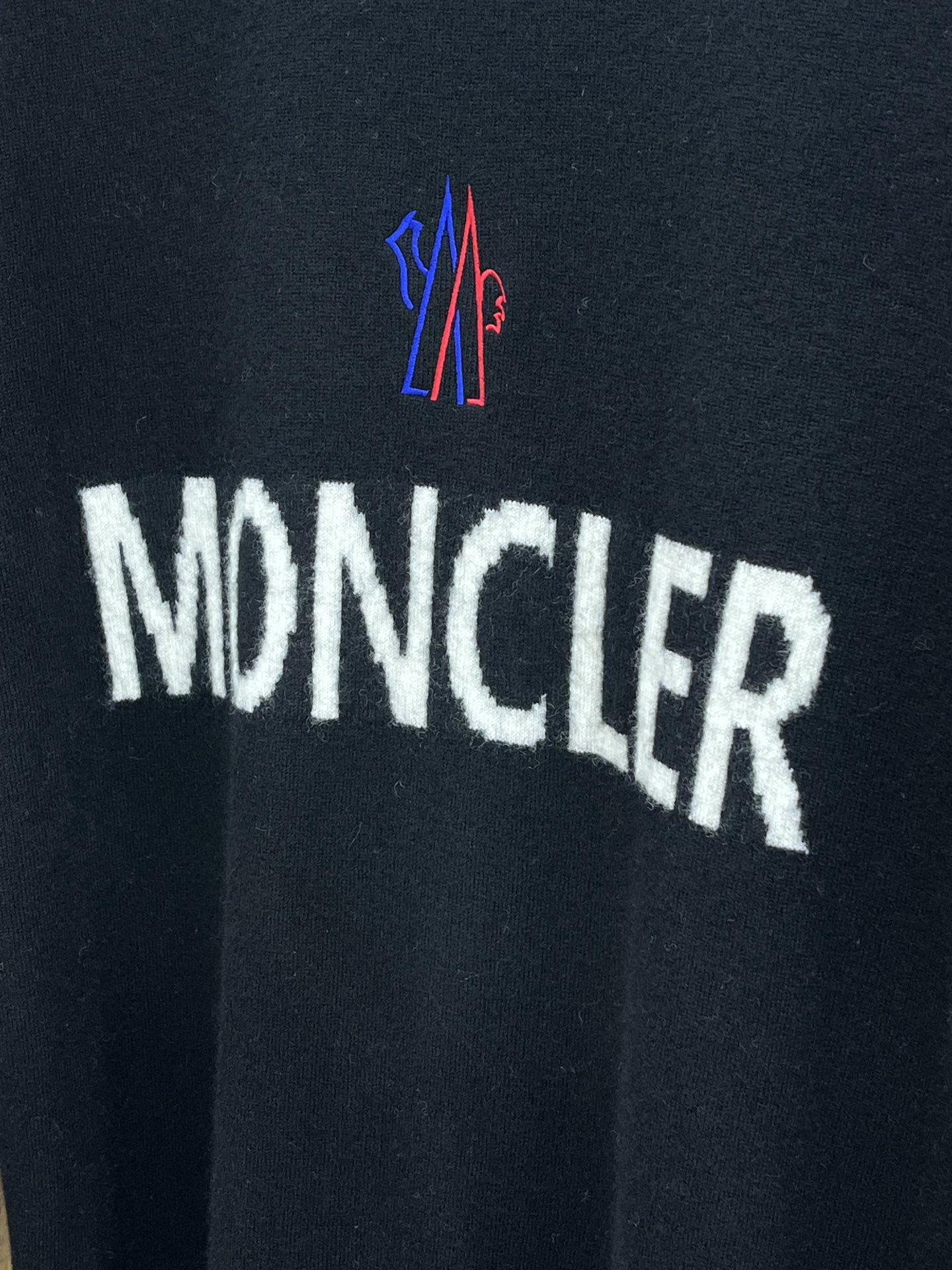 P660 ~ Moncler 24FW fall and winter high quality wool cashmere blend knitted round neck sweater men's classic letter jacquard embroidered Logo fashion casual pullover sweater knitwear! On sale on the leading official website! Basic models of solid color knitwear single layering good choice Slim and thin fitted shape style simple threaded round neck design to enhance and optimize the proportion of the shoulders and neck regular shoulder shape precision threading manual overlock Germany JIN mouth loom 16 needle horizontal process yarn very fine woven fabric flat and fine high-end front chest letters logo embroidery logo embellishment of the whole!The sweater selected guest imported 80% cashmere + 20% wool blend to create the appearance of soft fluffiness to create the knitwear zero pressure feeling soft and elastic high-quality cashmere yarn with excellent elasticity with the body stretching for the skin to bring softness and extreme warmth of the feeling of the creation of the Division of the clothing fit but elasticity inclusive degree of people love it! Selection of high-quality wool compared with other wool is more slender and soft with excellent draping and dynamic close to the cashmere fiber fineness makes its feel similar to cashmere more wear wear-resistant wear is not easy to pilling round neck design cold neck warmth widening of the classic small semi-circular collar 3.5cm is not easy to deform the natural elastic fibers comfortably close to a certain thickness throughout the fall and winter, but on the upper body is not bound, no pressure TD light and soft nothing!Color: blue, gray, blackSize: M-3XLSize reference:M code: shoulder width 43 chest 100 sleeve length 64 length 67L code: shoulder width 44 chest 104 sleeve length 65 length 68XL code: shoulder width 45 chest 108 sleeve length 66 length 692XL code: shoulder width 46 chest 112 sleeve length 67 length 703XL code: shoulder width 47 chest 116 sleeve length 68 length 71