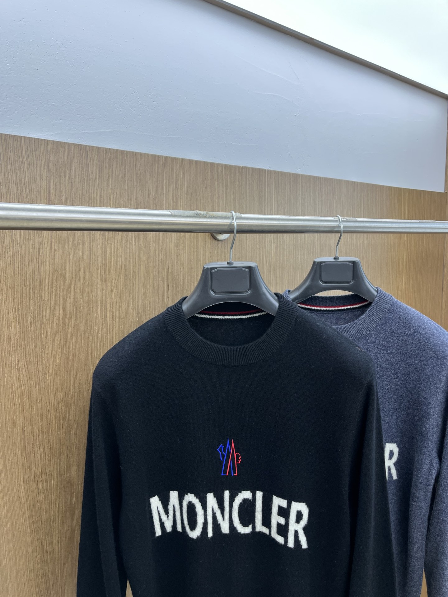 P660 ~ Moncler 24FW fall and winter high quality wool cashmere blend knitted round neck sweater men's classic letter jacquard embroidered Logo fashion casual pullover sweater knitwear! On sale on the leading official website! Basic models of solid color knitwear single layering good choice Slim and thin fitted shape style simple threaded round neck design to enhance and optimize the proportion of the shoulders and neck regular shoulder shape precision threading manual overlock Germany JIN mouth loom 16 needle horizontal process yarn very fine woven fabric flat and fine high-end front chest letters logo embroidery logo embellishment of the whole!The sweater selected guest imported 80% cashmere + 20% wool blend to create the appearance of soft fluffiness to create the knitwear zero pressure feeling soft and elastic high-quality cashmere yarn with excellent elasticity with the body stretching for the skin to bring softness and extreme warmth of the feeling of the creation of the Division of the clothing fit but elasticity inclusive degree of people love it! Selection of high-quality wool compared with other wool is more slender and soft with excellent draping and dynamic close to the cashmere fiber fineness makes its feel similar to cashmere more wear wear-resistant wear is not easy to pilling round neck design cold neck warmth widening of the classic small semi-circular collar 3.5cm is not easy to deform the natural elastic fibers comfortably close to a certain thickness throughout the fall and winter, but on the upper body is not bound, no pressure TD light and soft nothing!Color: blue, gray, blackSize: M-3XLSize reference:M code: shoulder width 43 chest 100 sleeve length 64 length 67L code: shoulder width 44 chest 104 sleeve length 65 length 68XL code: shoulder width 45 chest 108 sleeve length 66 length 692XL code: shoulder width 46 chest 112 sleeve length 67 length 703XL code: shoulder width 47 chest 116 sleeve length 68 length 71