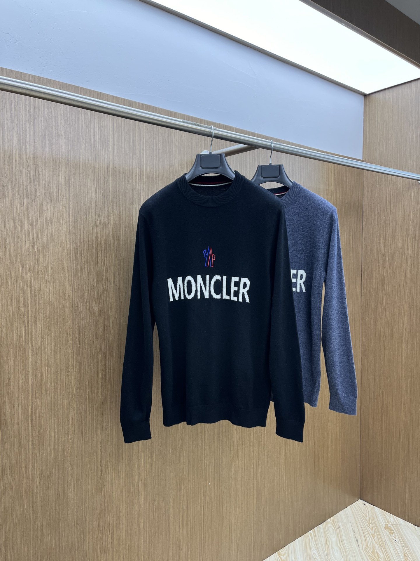 P660 ~ Moncler 24FW fall and winter high quality wool cashmere blend knitted round neck sweater men's classic letter jacquard embroidered Logo fashion casual pullover sweater knitwear! On sale on the leading official website! Basic models of solid color knitwear single layering good choice Slim and thin fitted shape style simple threaded round neck design to enhance and optimize the proportion of the shoulders and neck regular shoulder shape precision threading manual overlock Germany JIN mouth loom 16 needle horizontal process yarn very fine woven fabric flat and fine high-end front chest letters logo embroidery logo embellishment of the whole!The sweater selected guest imported 80% cashmere + 20% wool blend to create the appearance of soft fluffiness to create the knitwear zero pressure feeling soft and elastic high-quality cashmere yarn with excellent elasticity with the body stretching for the skin to bring softness and extreme warmth of the feeling of the creation of the Division of the clothing fit but elasticity inclusive degree of people love it! Selection of high-quality wool compared with other wool is more slender and soft with excellent draping and dynamic close to the cashmere fiber fineness makes its feel similar to cashmere more wear wear-resistant wear is not easy to pilling round neck design cold neck warmth widening of the classic small semi-circular collar 3.5cm is not easy to deform the natural elastic fibers comfortably close to a certain thickness throughout the fall and winter, but on the upper body is not bound, no pressure TD light and soft nothing!Color: blue, gray, blackSize: M-3XLSize reference:M code: shoulder width 43 chest 100 sleeve length 64 length 67L code: shoulder width 44 chest 104 sleeve length 65 length 68XL code: shoulder width 45 chest 108 sleeve length 66 length 692XL code: shoulder width 46 chest 112 sleeve length 67 length 703XL code: shoulder width 47 chest 116 sleeve length 68 length 71