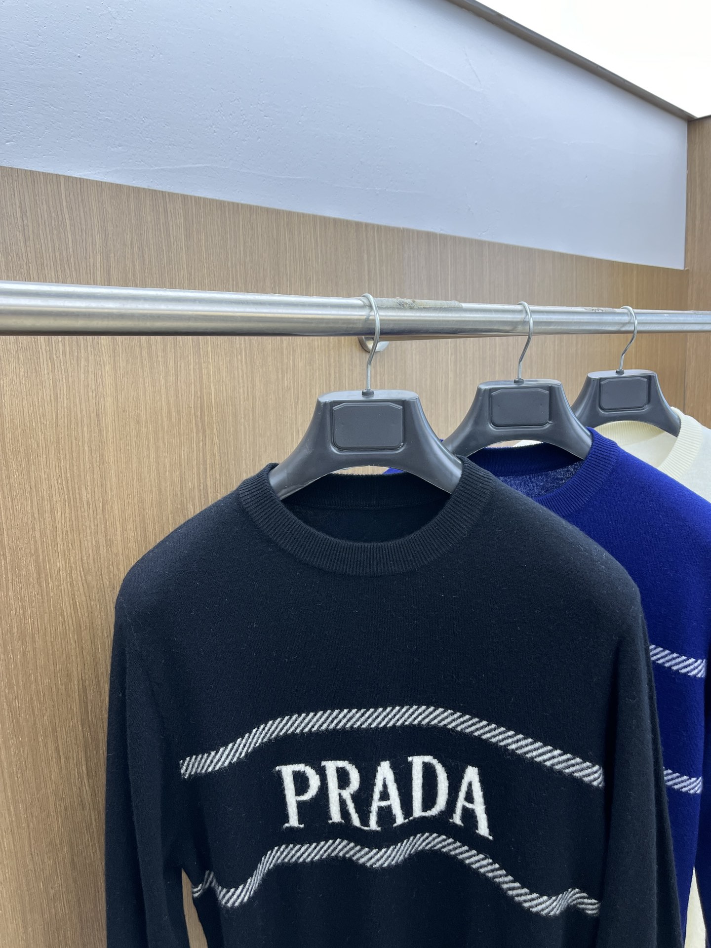 P640 PRADA outono e inverno importado lã caxemira malha gola redonda para homens e mulheres! Logotipo clássico da letra aplique malha pulôver casual! O outono e o inverno só precisam de atingir o fundo da camisola de malha recomendada muito versátil e resistente para atingir o estilo pendular básico de baixa cor combinando de qualquer maneira que você use invencível bonito!A seleção da camisola importada 50% lã 40% caxemira 10% fio de poliéster tecido de tecelagem de superfície padrão de tecelagem suave e delicado toque macio super suave no corpo vem com o melhor efeito de ajuste amigável à pele calor e coeficiente de respirabilidade de material geral superior é muito precioso! O padrão de letras triangulares contrastantes do logótipo no painel frontal do casaco é feito com tecnologia de aplicação topo de gama para criar uma fonte clara e texturada, que mostra perfeitamente a alma e a essência da marca, com um elevado grau de reconhecimento e uma sensação de luxo e classe! Design de forma básica de gola redonda no corpo, ajuste confortável, trabalho e lazer de negócios moderno e elegante para atender às necessidades de uma variedade de uso diário!Cor: azul, branco, pretoTamanho: M-3XLReferência do tamanho:Código M: largura dos ombros 43 peito 100 comprimento da manga 64 comprimento 67Código L: largura do ombro 44 peito 104 comprimento da manga 65 comprimento 68Código XL: largura do ombro 45 peito 108 comprimento da manga 66 comprimento 69Código 2XL: largura dos ombros 46 peito 112 comprimento das mangas 67 comprimento 70Código 3XL: largura do ombro 47 peito 116 comprimento da manga 68 comprimento 71