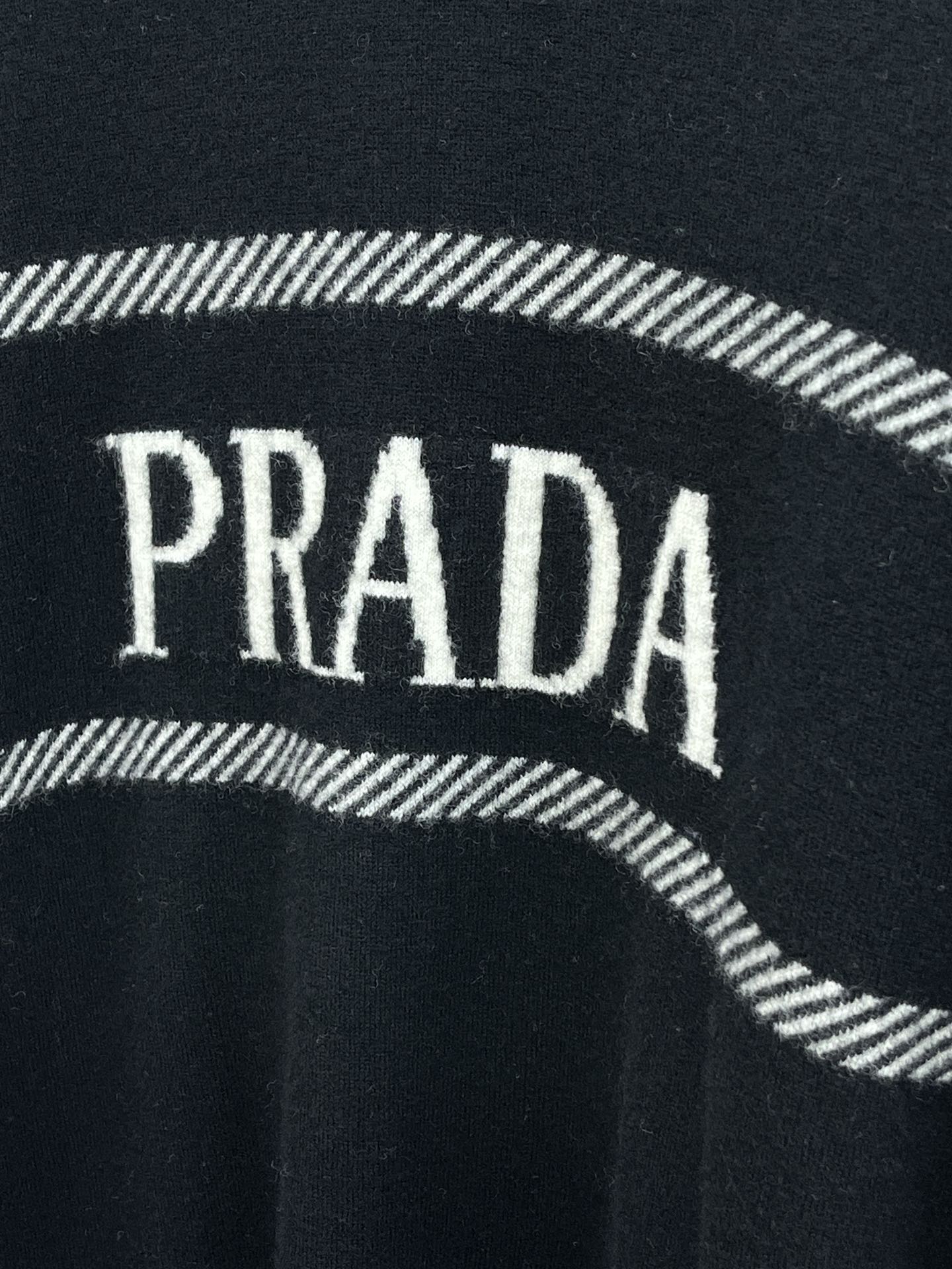 P640 PRADA outono e inverno importado lã caxemira malha gola redonda para homens e mulheres! Logotipo clássico da letra aplique malha pulôver casual! O outono e o inverno só precisam de atingir o fundo da camisola de malha recomendada muito versátil e resistente para atingir o estilo pendular básico de baixa cor combinando de qualquer maneira que você use invencível bonito!A seleção da camisola importada 50% lã 40% caxemira 10% fio de poliéster tecido de tecelagem de superfície padrão de tecelagem suave e delicado toque macio super suave no corpo vem com o melhor efeito de ajuste amigável à pele calor e coeficiente de respirabilidade de material geral superior é muito precioso! O padrão de letras triangulares contrastantes do logótipo no painel frontal do casaco é feito com tecnologia de aplicação topo de gama para criar uma fonte clara e texturada, que mostra perfeitamente a alma e a essência da marca, com um elevado grau de reconhecimento e uma sensação de luxo e classe! Design de forma básica de gola redonda no corpo, ajuste confortável, trabalho e lazer de negócios moderno e elegante para atender às necessidades de uma variedade de uso diário!Cor: azul, branco, pretoTamanho: M-3XLReferência do tamanho:Código M: largura dos ombros 43 peito 100 comprimento da manga 64 comprimento 67Código L: largura do ombro 44 peito 104 comprimento da manga 65 comprimento 68Código XL: largura do ombro 45 peito 108 comprimento da manga 66 comprimento 69Código 2XL: largura dos ombros 46 peito 112 comprimento das mangas 67 comprimento 70Código 3XL: largura do ombro 47 peito 116 comprimento da manga 68 comprimento 71