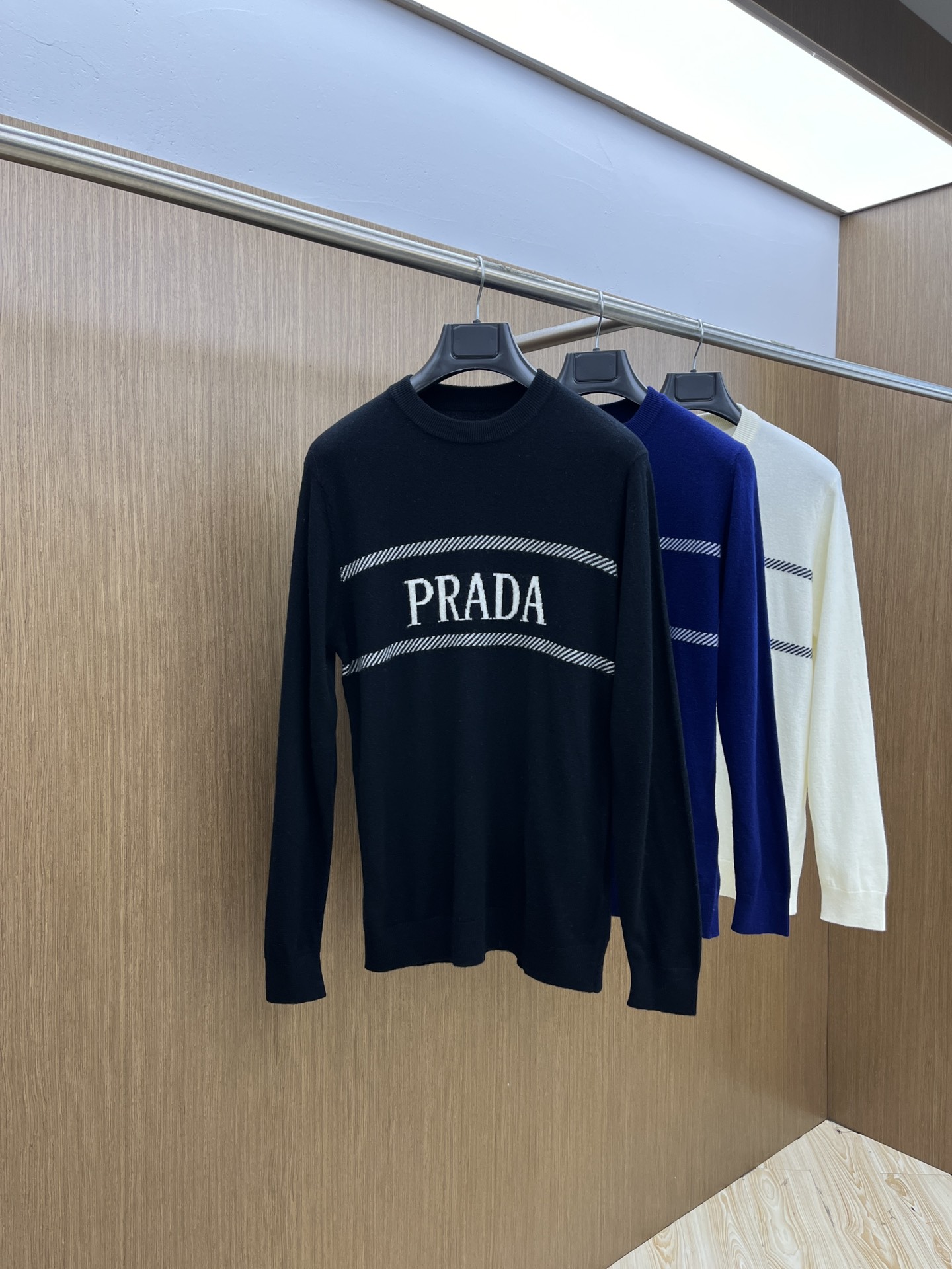 P660 PRADA秋冬进口羊毛羊绒针织圆领毛衣男女同款！经典字母标识嵌花休闲套头毛衣针织衫！秋冬刚需打底针织衫推荐非常百搭抗打的通勤款式基础低的配色任由你怎么穿都无敌帅气！该毛衣甄选客供进口50%羊毛40%羊绒10%聚酯纤维纱线织造面料表面织纹平顺细腻超级顺滑绵软的触感上身自带极致亲肤的贴身效果保暖透气系数优越整体用料颇为矜贵！衣身前幅对比色三角字母标识图案采用高端嵌花工艺打造字体清晰有质感将品牌灵魂及精髓都完美展现了出来具有超高的识别度和奢华档次感！基础合体的圆领版型设计上身舒适合体、时髦优雅TD商务通勤与休闲兼备满足日常各种穿搭需求！颜色：蓝色、白色、黑色尺码：M-3XL尺寸参考：M码：肩宽43胸围100袖长64衣长67L码：肩宽44胸围104袖长65衣长68XL码：肩宽45胸围108袖长66衣长692XL码：肩宽46胸围112袖长67衣长703XL码：肩宽47胸围116袖长68衣长71-高仿包包