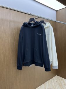 商品画像[1]-P740 Dior ディオール 2024年秋冬 Aged Mottled Monogram Print Hooded Sweatshirt Unisexこのフード付きスウェットシャツは、裏地付きデザインのコットンパイル生地で作られており、胸と背中にクリスチャン・ディオールのクチュールプリントが施され、格上げされたスタイルとアンティークな効果で仕上げられています同生地の裏地付きカジュアルなシルエットで、袖口と裾はリブ編みになっています暖かく柔らかな肌触りです。着心地のよいGZは、さまざまなカジュアルな装いに合わせることができますカラー：ブラック・ホワイトサイズ：S～XXL-高級バッグ