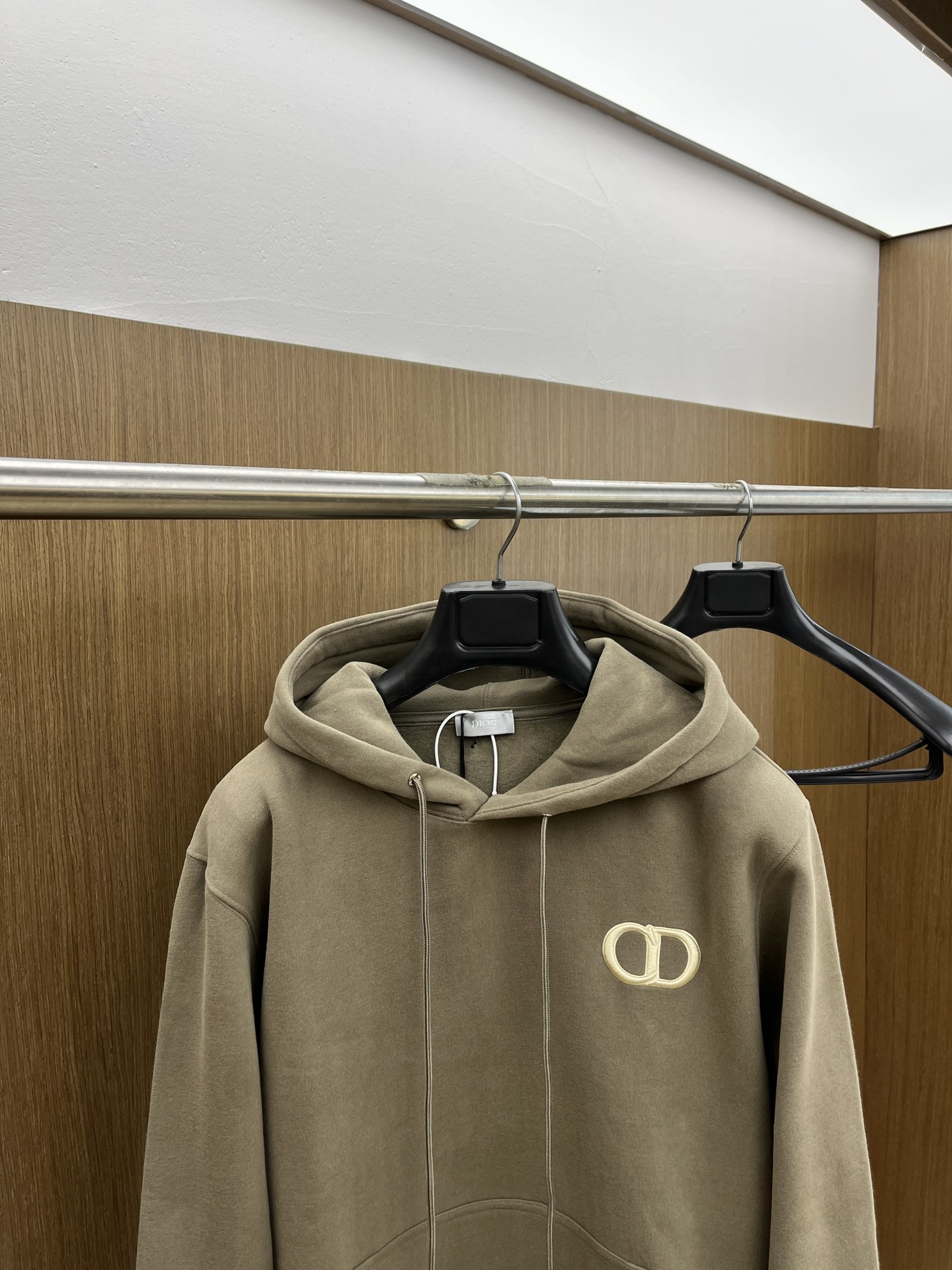 P620 Dior Dior Classic Bordado CD Sudadera con capucha de algodón para hombreEsta sudadera con capucha está confeccionada en forro polar de algodón para mayor suavidad y comodidadEl pecho está decorado con el bordado del icono CD en el mismo tono para realzar el estiloCorte regular con puños y bajo de canaléGZ se puede combinar con una gran variedad de prendas para crear un look casual con estiloColores: negro blanco gris azul bebé azul noble caquiTalla: S-XXLImitación de fábrica de alta calidad