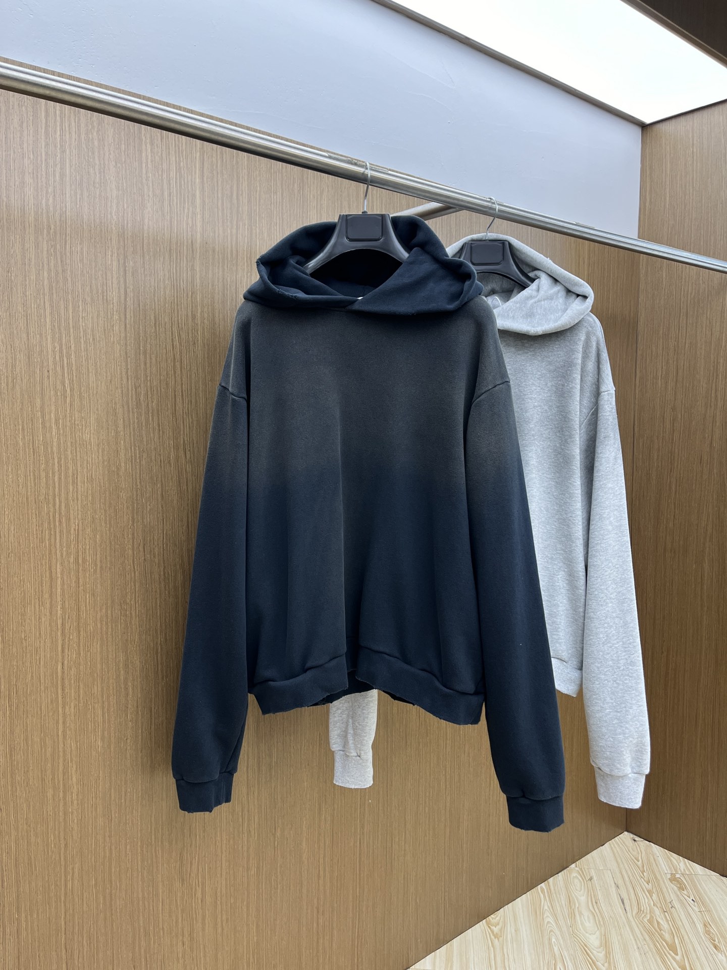 P680 Acne Studios 1996连帽衫扎染做旧字母LOGO印花男女同款卫衣

本款卫衣采用洗水做旧工艺前后上半身均做了复古做旧设计帽子GZ袖口和下摆采用了做旧磨破设计

颜色：黑色 灰色
尺码：S-XL-高仿包包