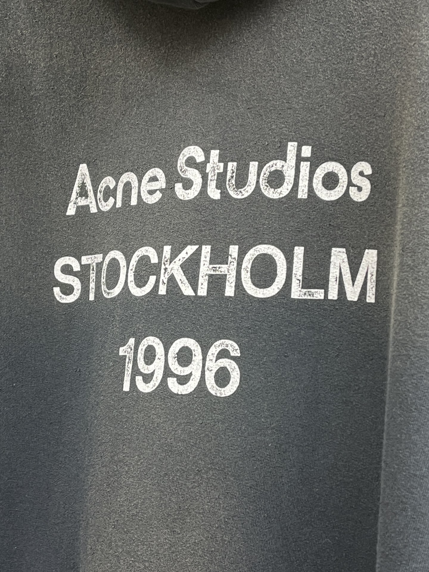 P680 Acne Studios 1996 Moletom com capuz Tie Dye Do Old Letter LOGO Printed Unisex SweatshirtEsta camisola é lavada e envelhecida. A parte da frente e a parte de trás da parte superior do corpo são feitas de punhos GZ de chapéu de design vintage e a bainha é usada para fazer o design antigo usadoCor: Preto cinzentoTamanho: S-XL