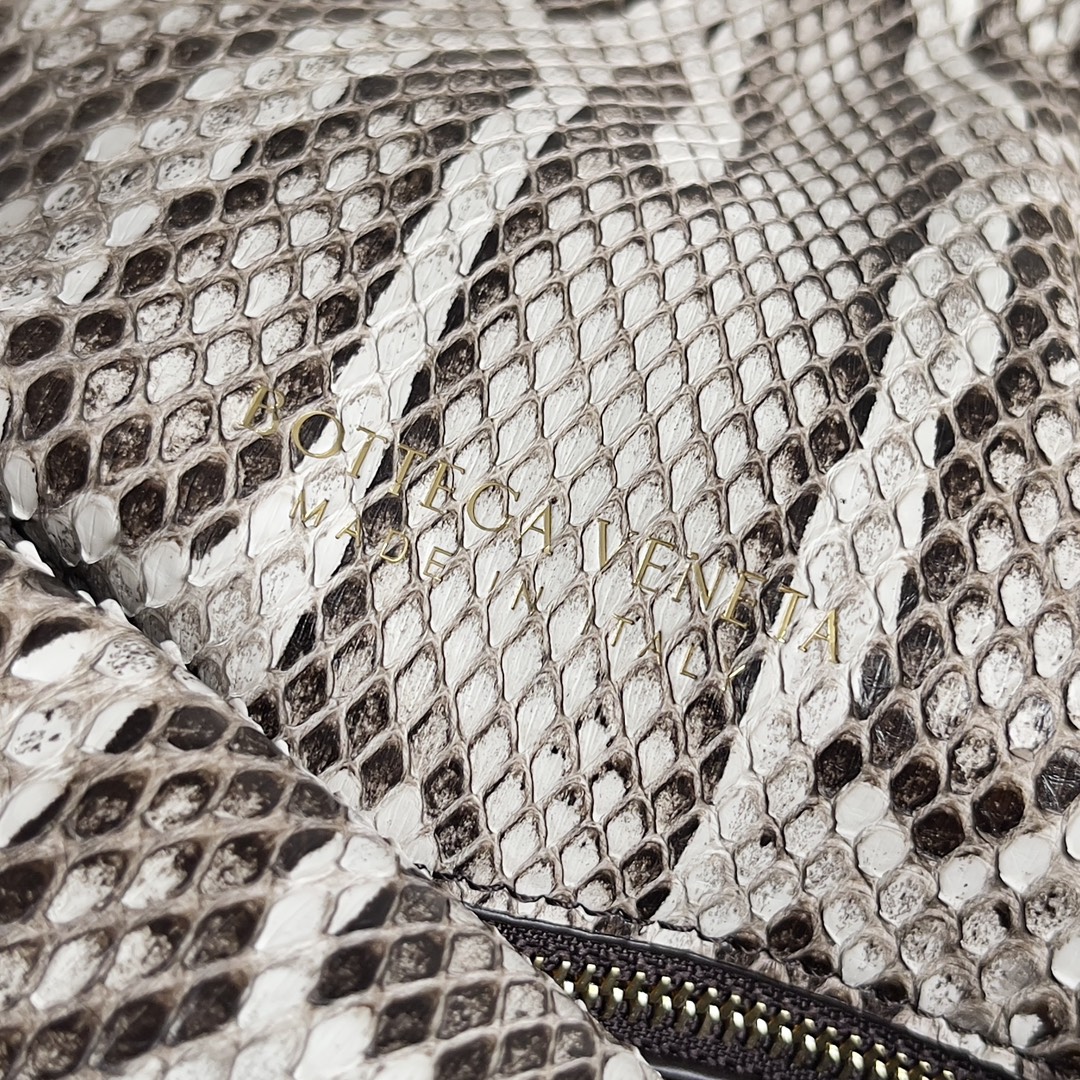 El bolso crossbody para mujer de BOTTEGA VENETA, el Liberta, es una belleza de punto suave y resistente con una piel de pitón salvaje 🐍 Esta es una moda que pertenece exclusivamente a la mujer de éxito que busca la belleza de lo salvaje Cada piel de serpiente es única e irreproducible Una vuelta al pragmatismo, el invierno del 24 se caracteriza por el crossbody de gran capacidad. El diseño sin cremallera hace honor a su nombre, que implica libertad y ausencia de ataduras. La ventaja del "gran compartimento único" es que facilita la búsqueda de objetos en invierno, cuando la ropa pesa, y puede llevarse en la mano o al hombro para adaptarse a todas las ocasiones.Modelo nº: 806034Tamaño: 30*20*8cm